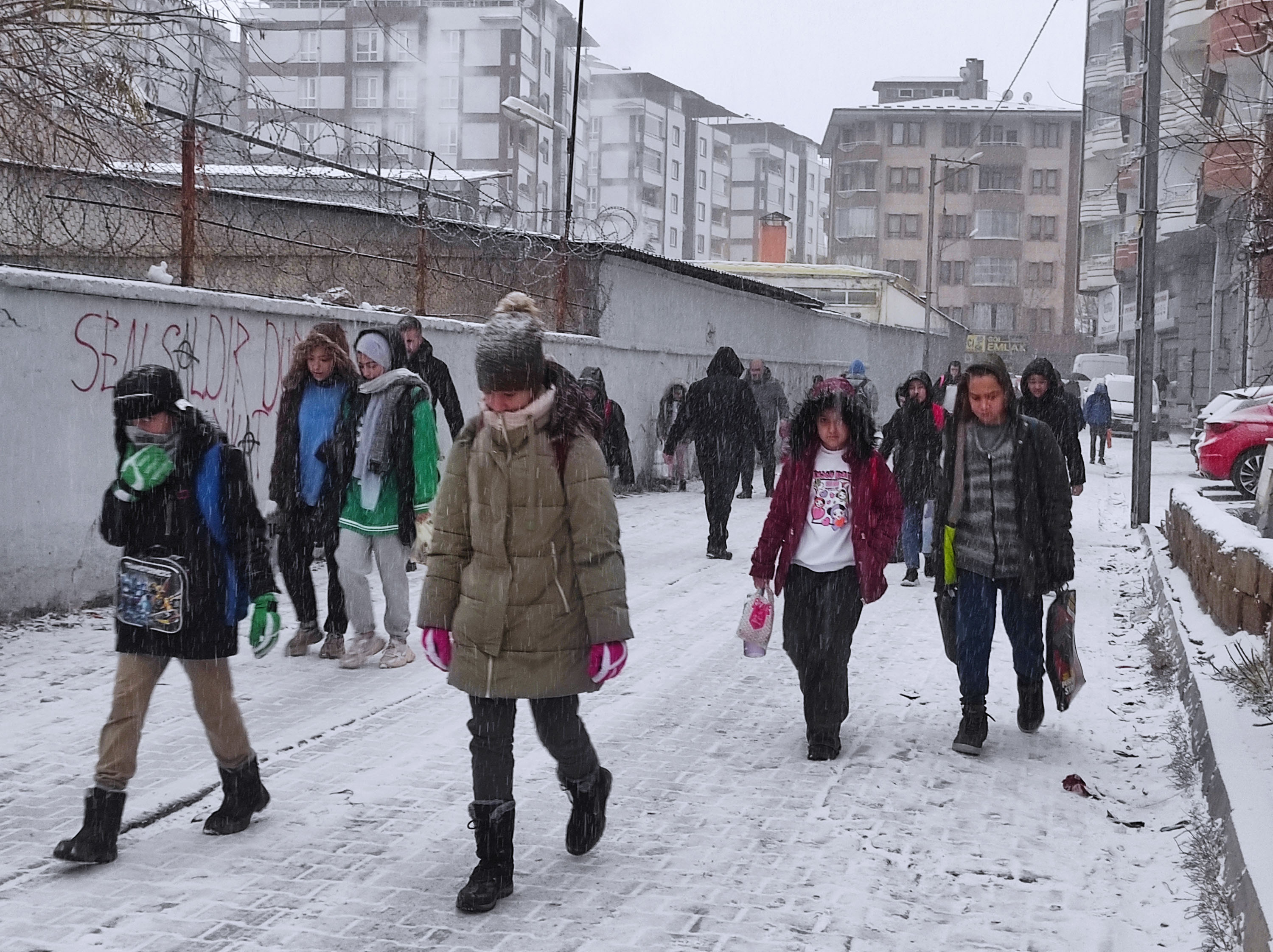 Çığ riski nedeniyle Van- Bahçesaray kara yolu 13 gündür kapalı