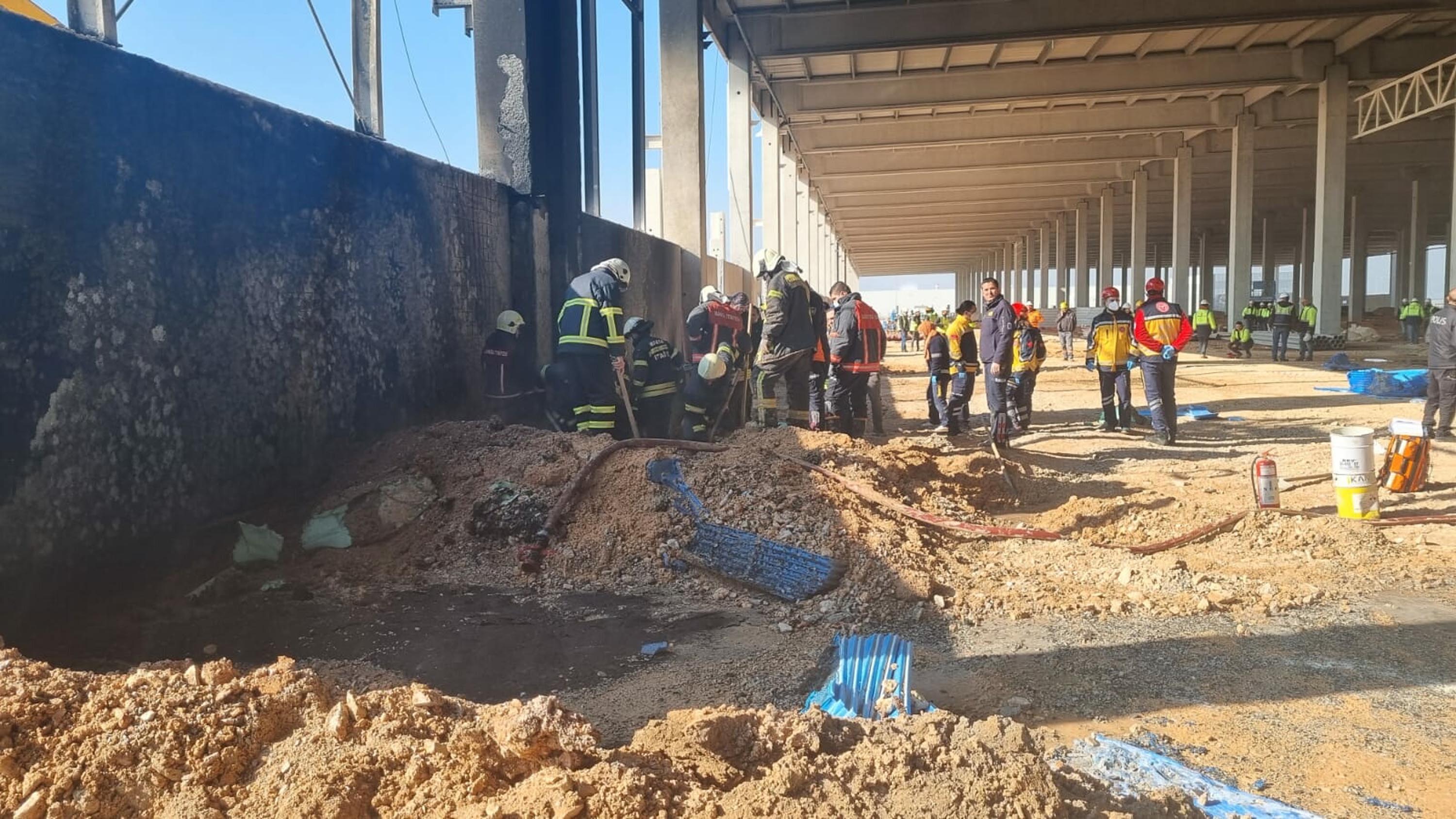 2 işçi tutuşan malzemelerin üzerine düştü; kepçeyle atılan toprağın altından cesetleri çıktı