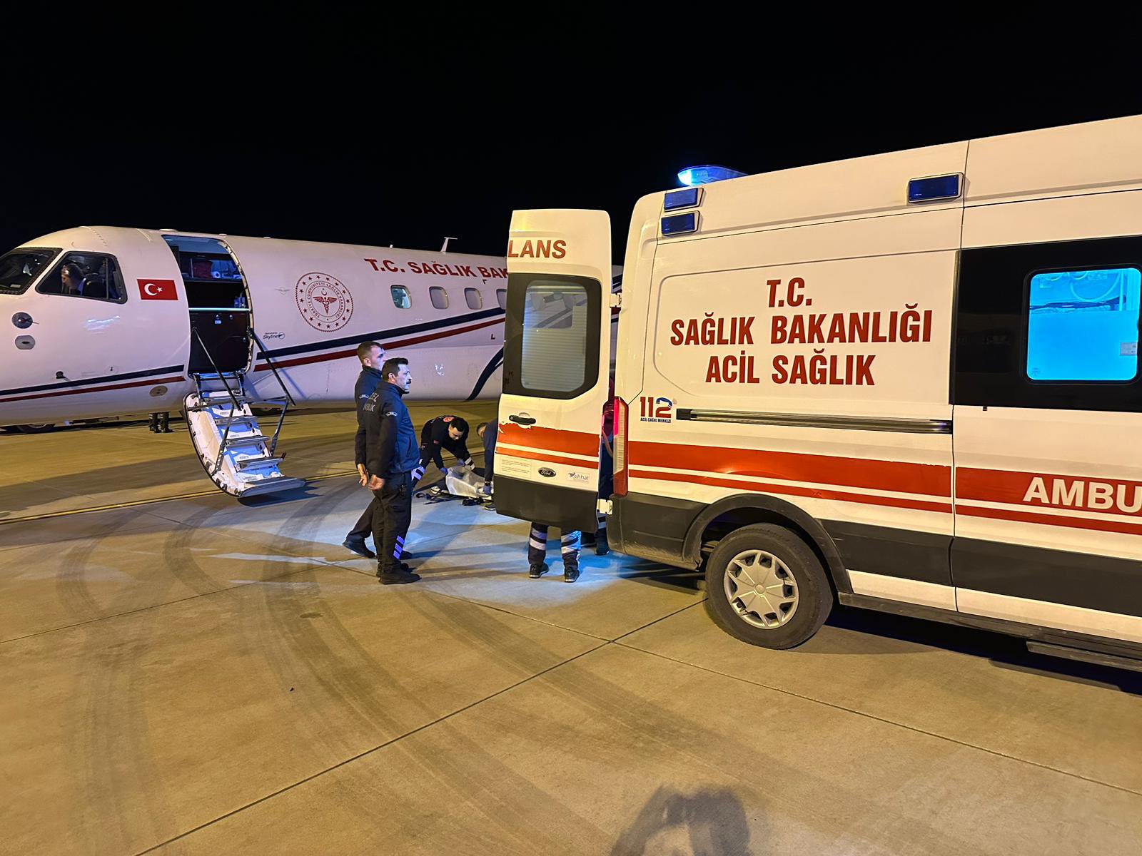 Ambulans uçak beyin kanaması geçiren hasta için havalandı