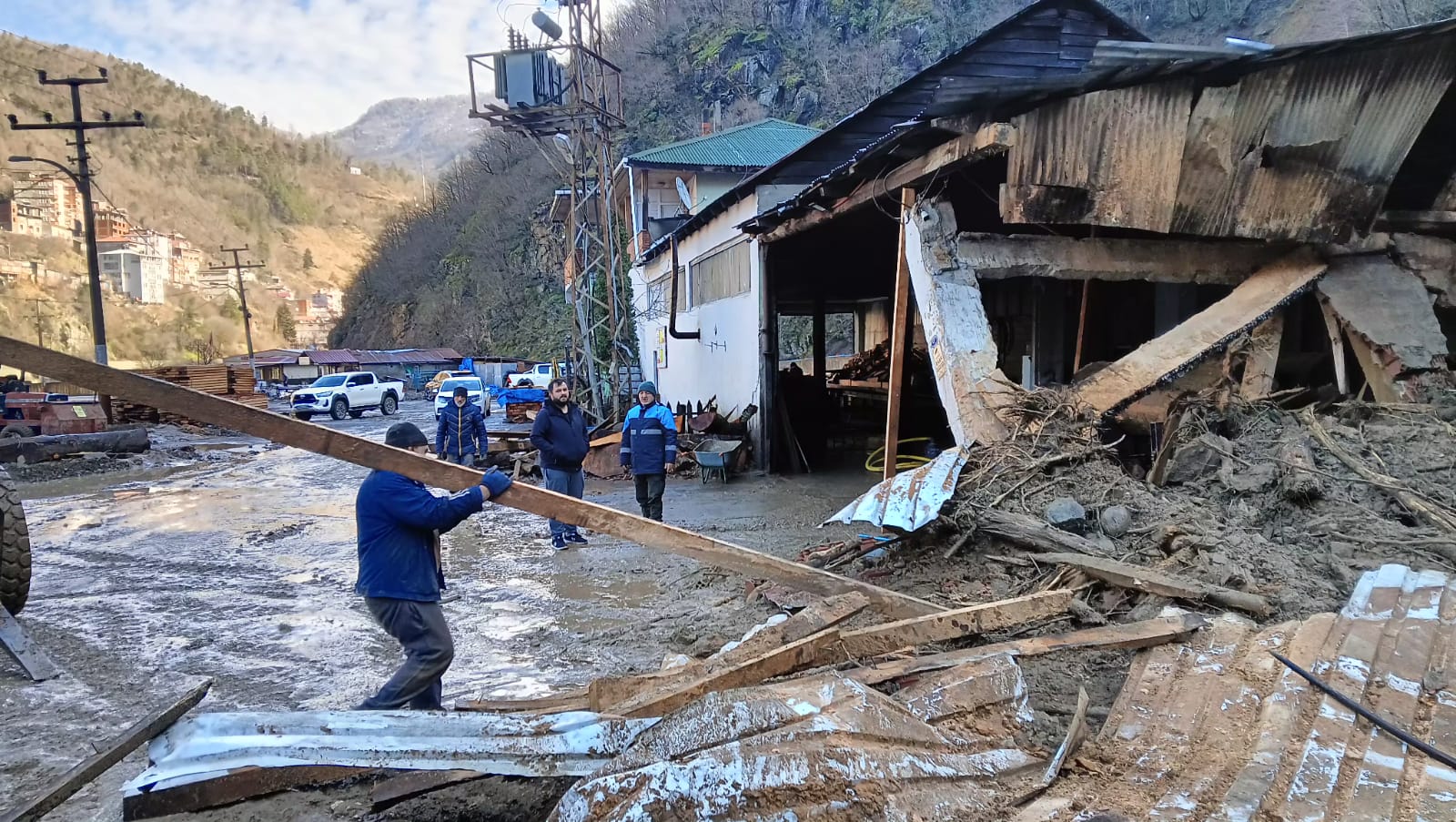 Artvin’de selin hasarı, gün ağarınca ortaya çıktı/ Ek fotoğraflar