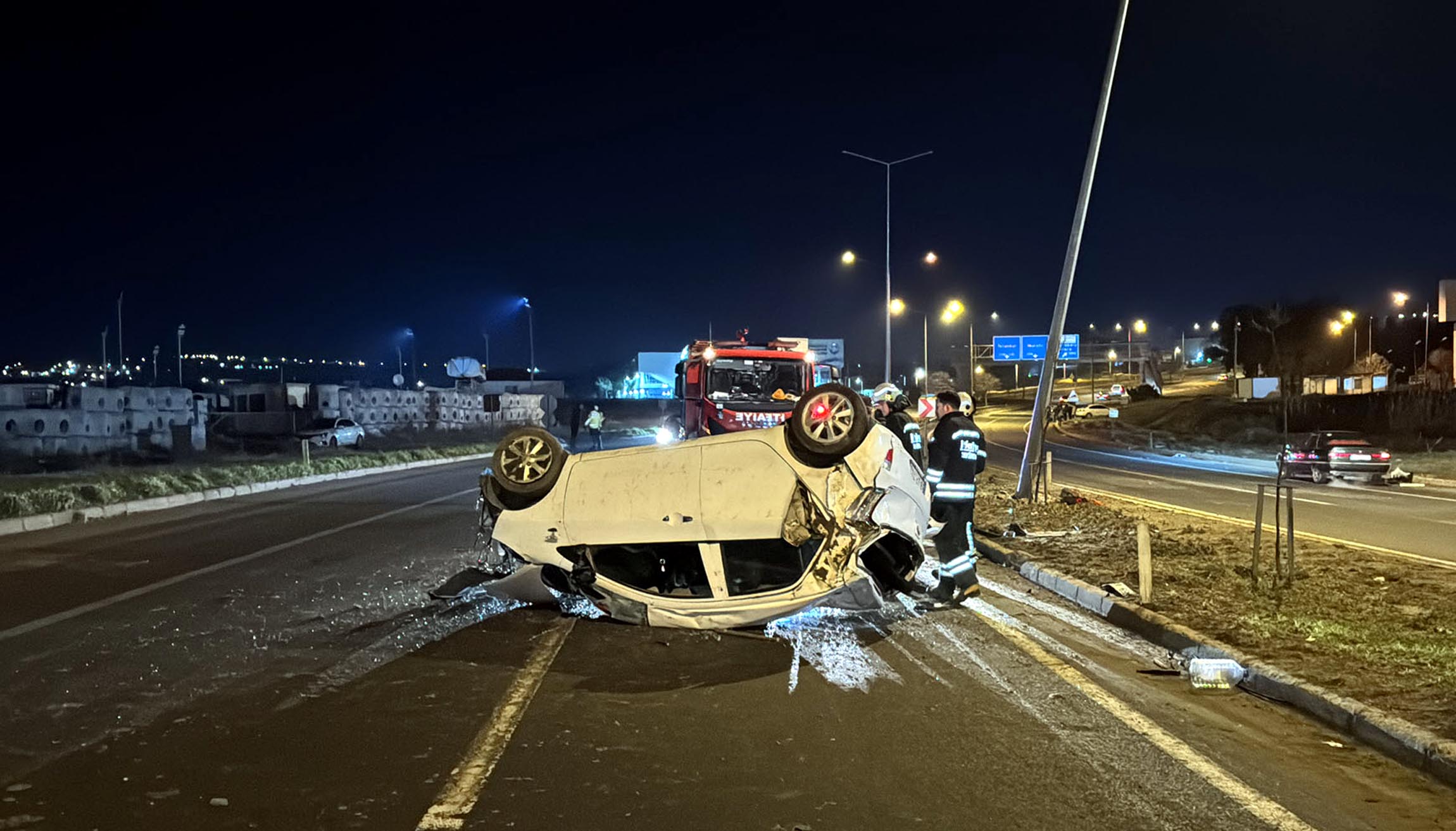 Aydınlatma direğine çarpan otomobil takla attı; 1 yaralı