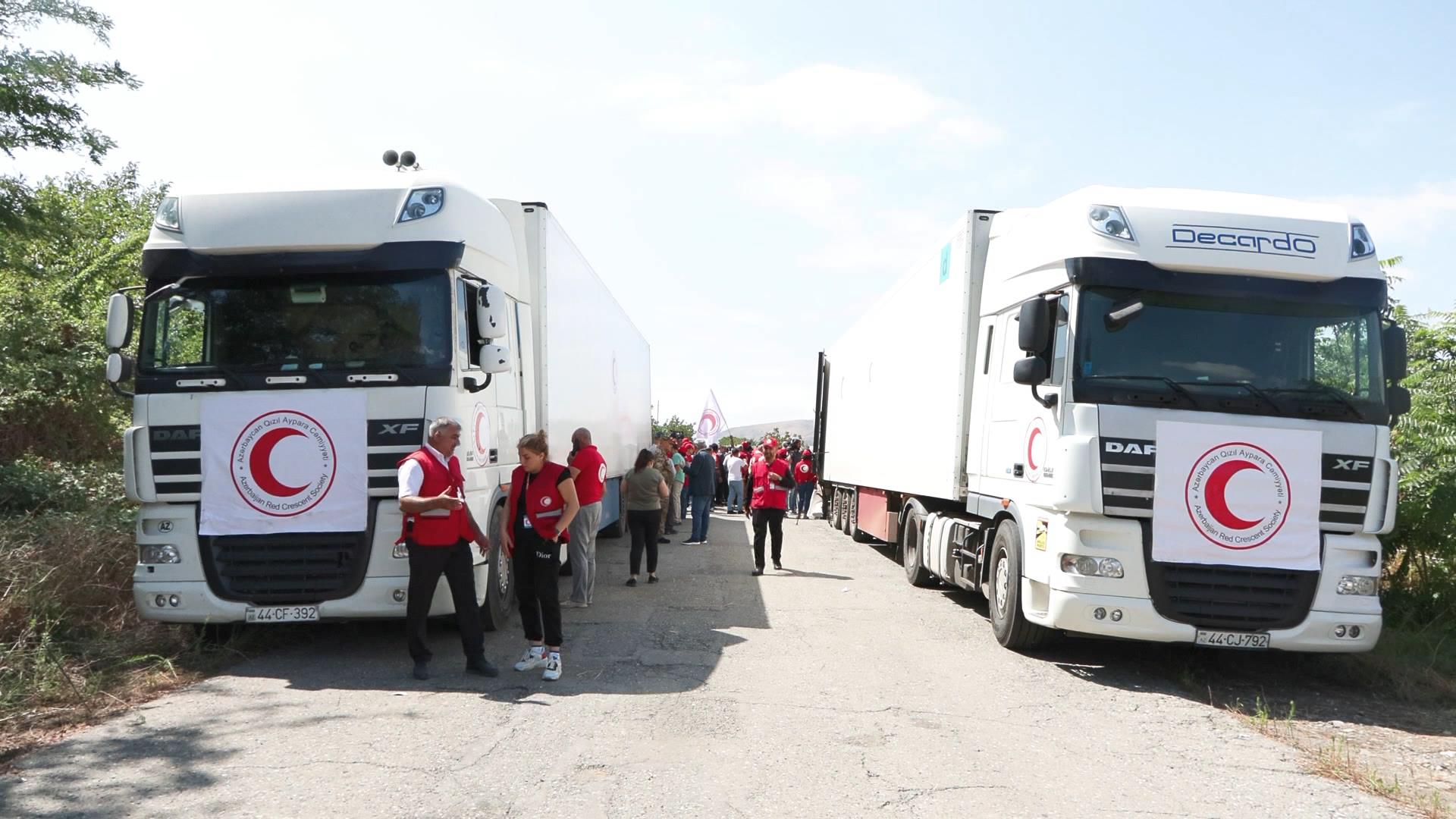 Azerbaycan’ın Ermenilere gönderdiği yardım TIR’ları kontrol noktasında bekliyor