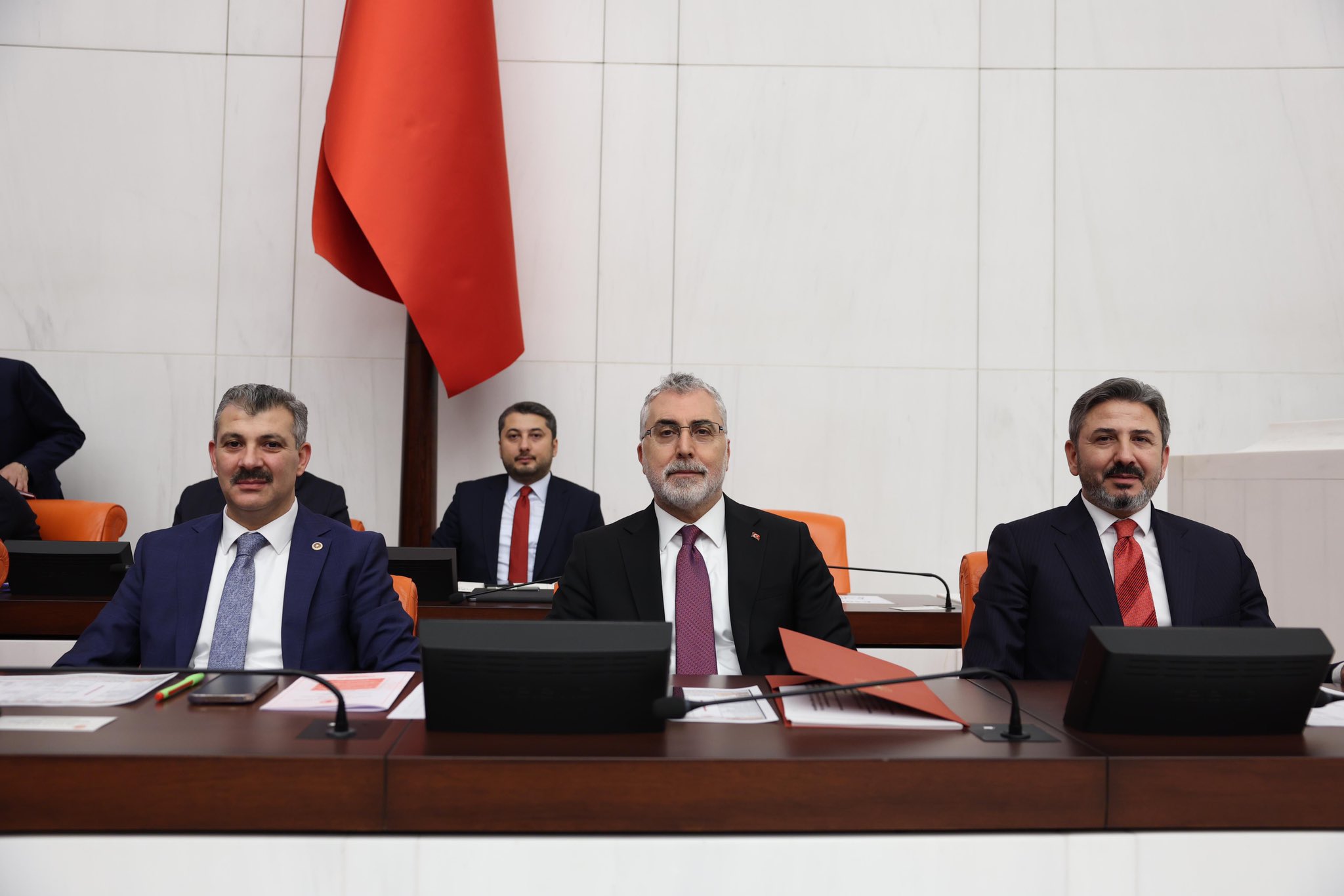 Bakan Işıkhan: Asgari ücretin herkesin mutabık kaldığı seviyede olmasını ümit ediyoruz