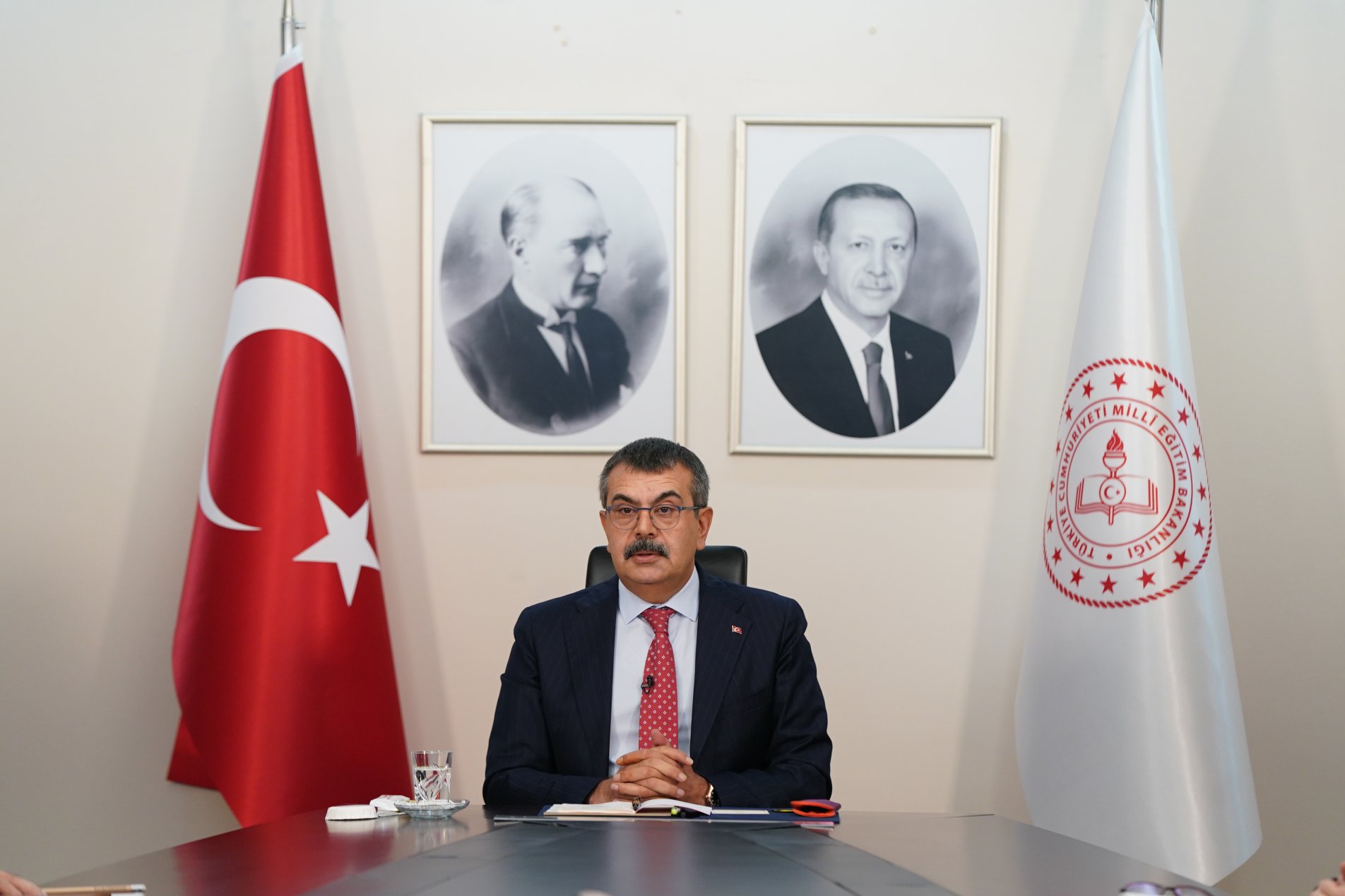 Bakan Tekin: Öğrencilerimizin sınıflarda cep telefonu kullanmalarını engelledik