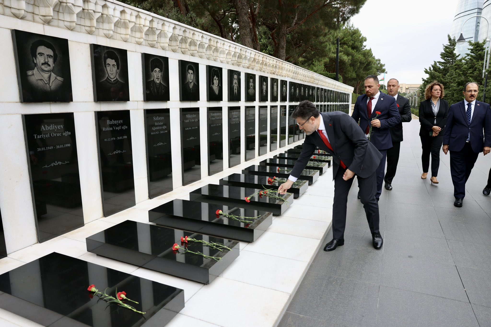 Bakan Yumaklı, Azerbaycan Şehitliği ve Türk Şehitliği’ni ziyaret etti