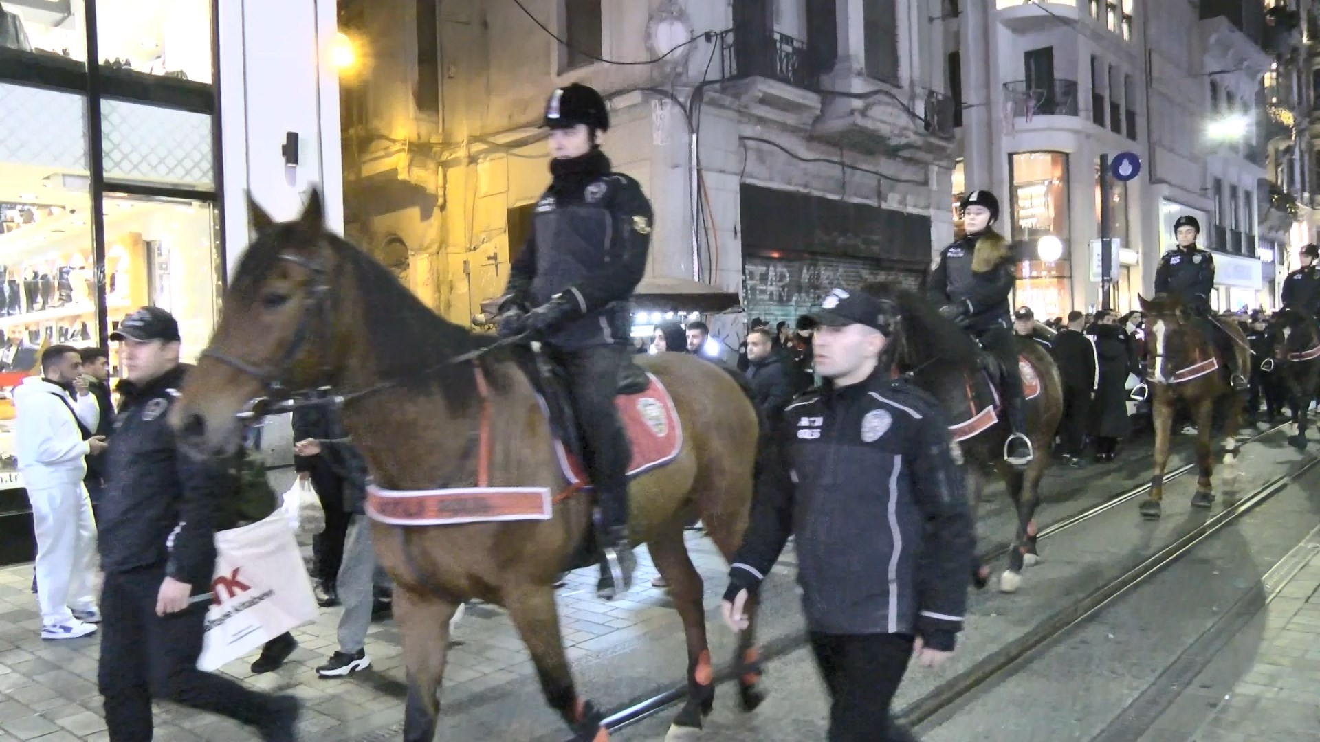 Beyoğlu'nda atlı polislerle yılbaşı denetimi