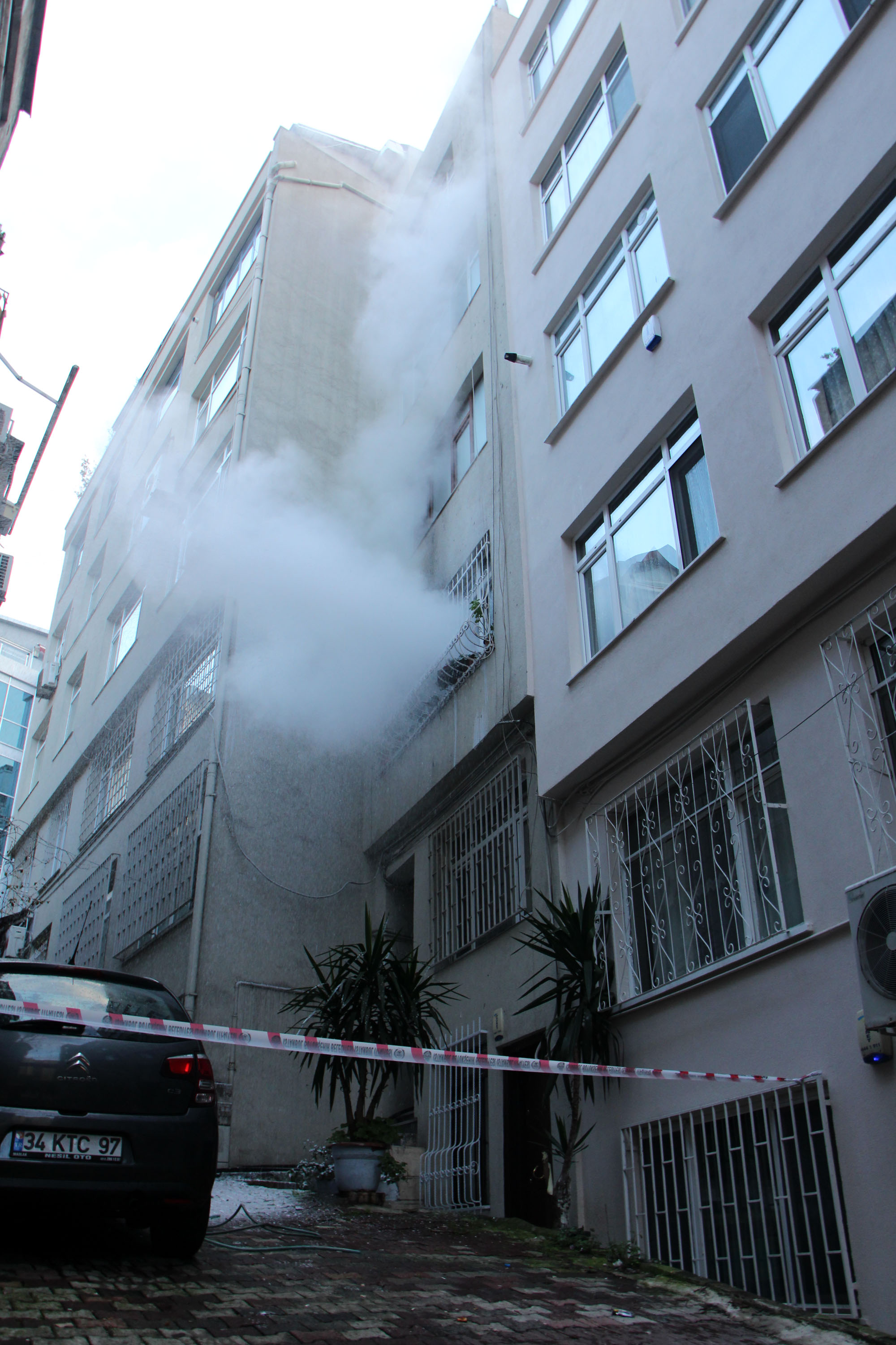 Beyoğlu'nda yangın; yaşlı kadın ağır yaralandı