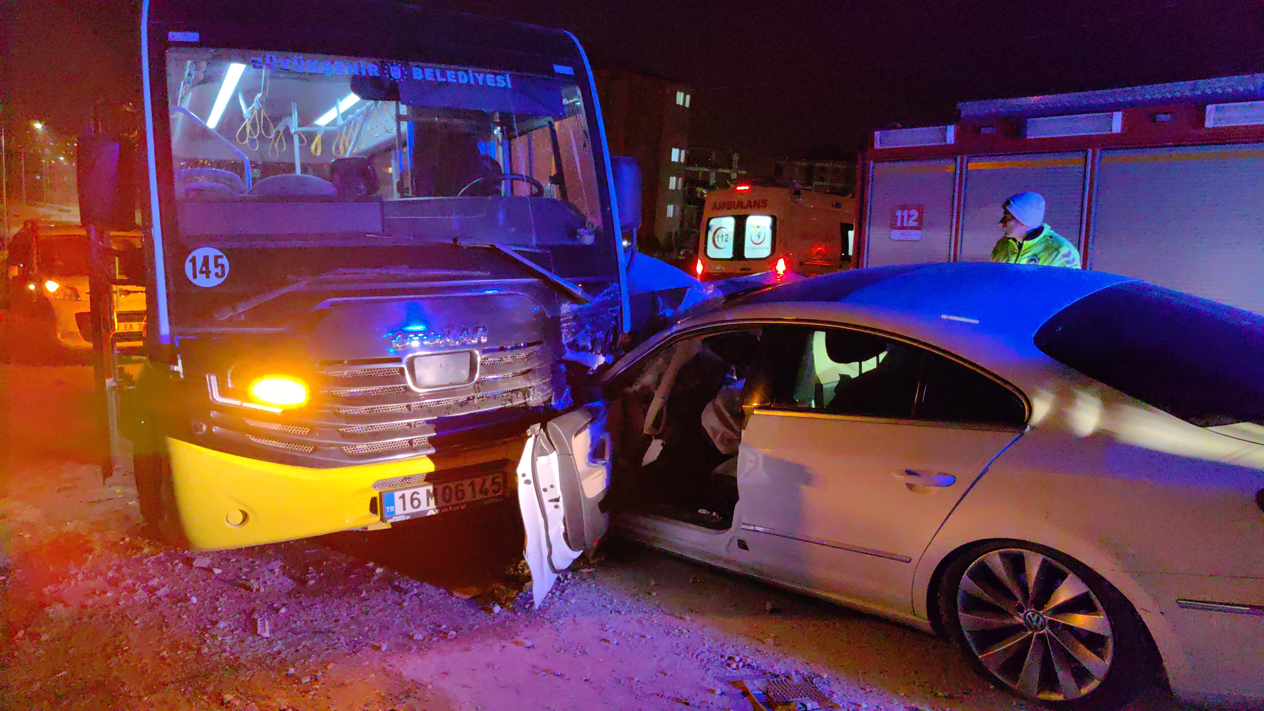 Bursa’da özel halk otobüsü ile otomobil kafa kafaya çarpıştı; 9 yaralı