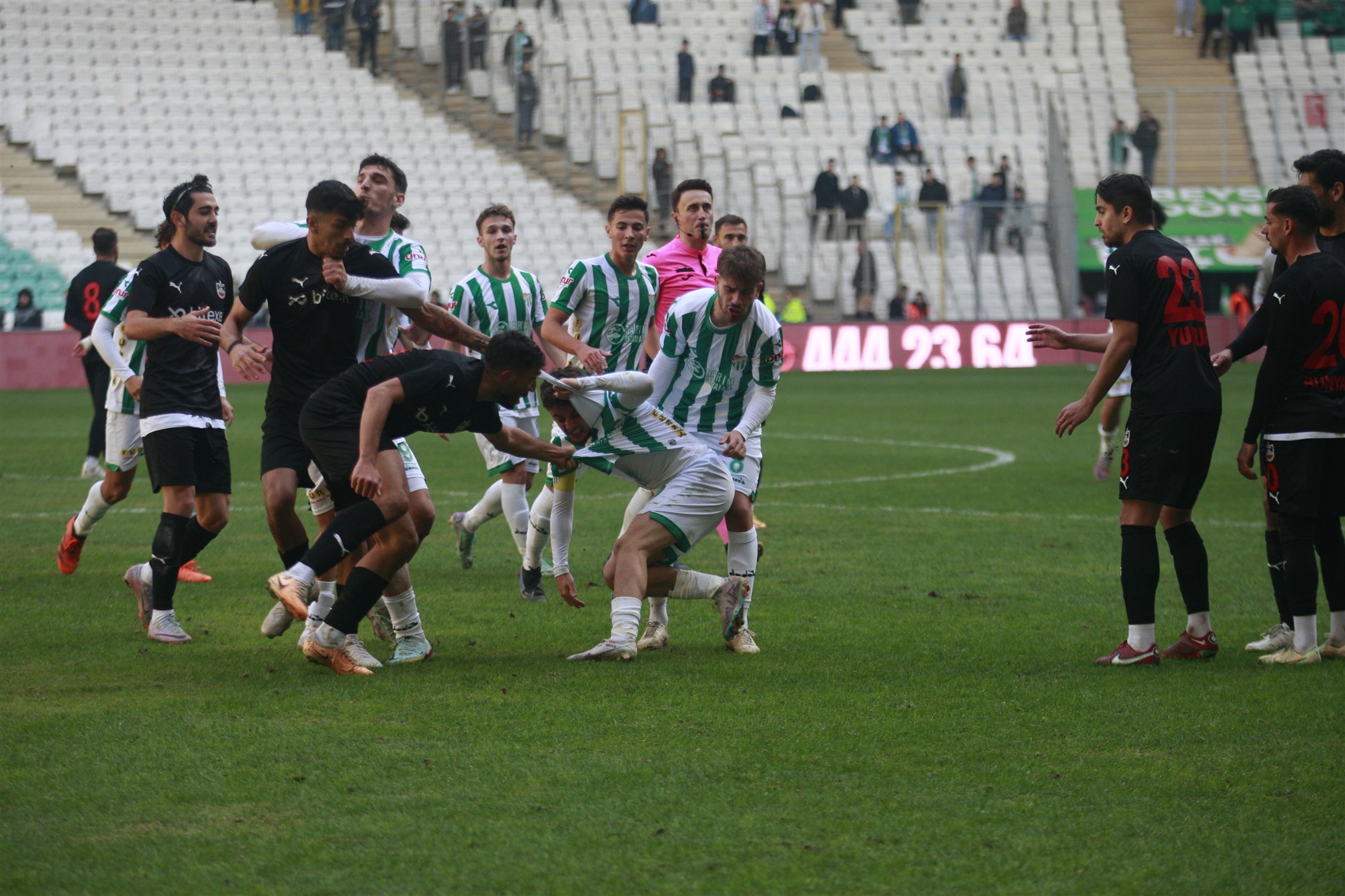 Bursaspor-Diyarbekirspor maçında saha karıştı