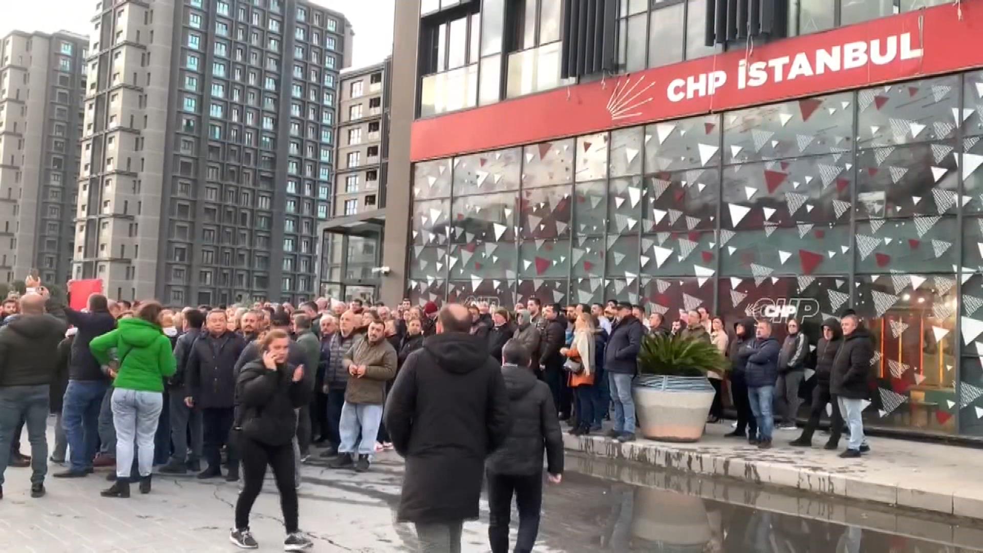 CHP İstanbul İl Başkanlığı önünde aday tepkisi