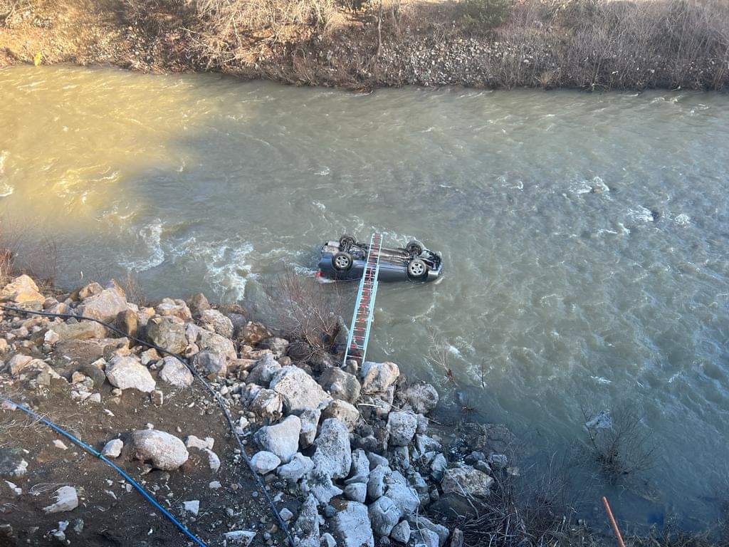 Dereye yuvarlanan otomobildeki 3 kişi, ağır yaralandı