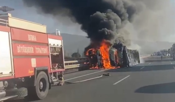 Devrilen TIR yandı; şoför kendi imkanları ile çıktı