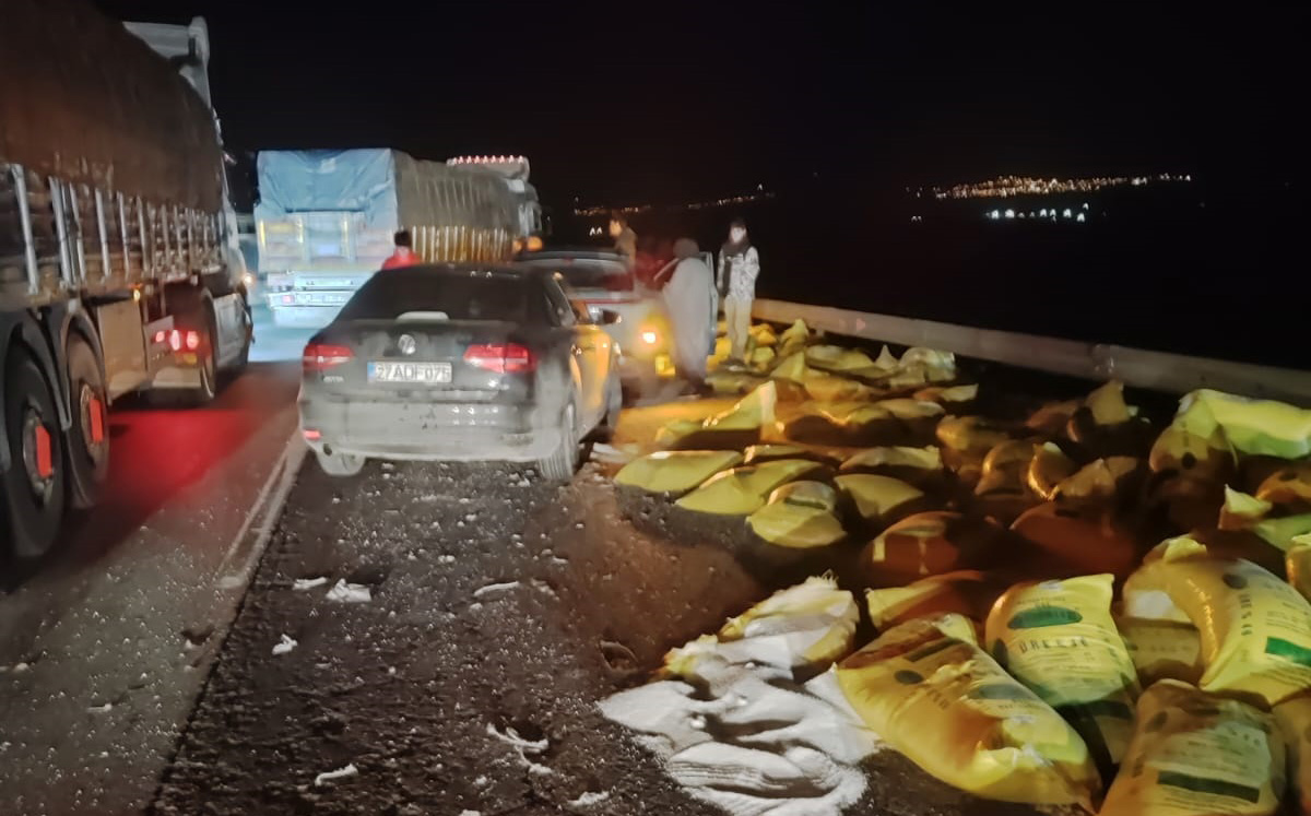 Devrilen TIR’dan yola dökülen gübre çuvallarına 2 otomobil çarptı: 1 yaralı