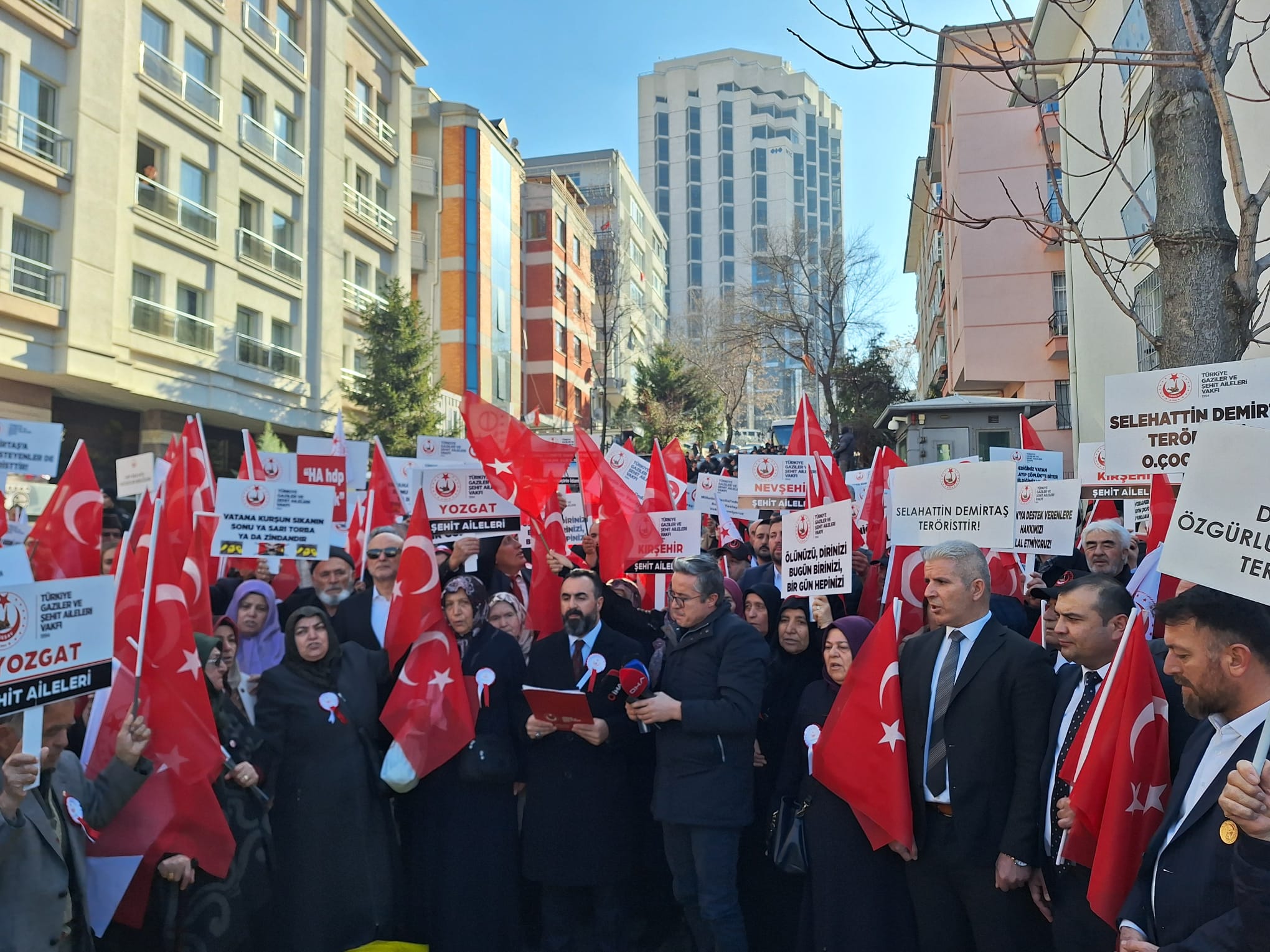 Şehit aileleri, DEM Parti önüne terörist fotoğraflı ceset torbası bıraktı