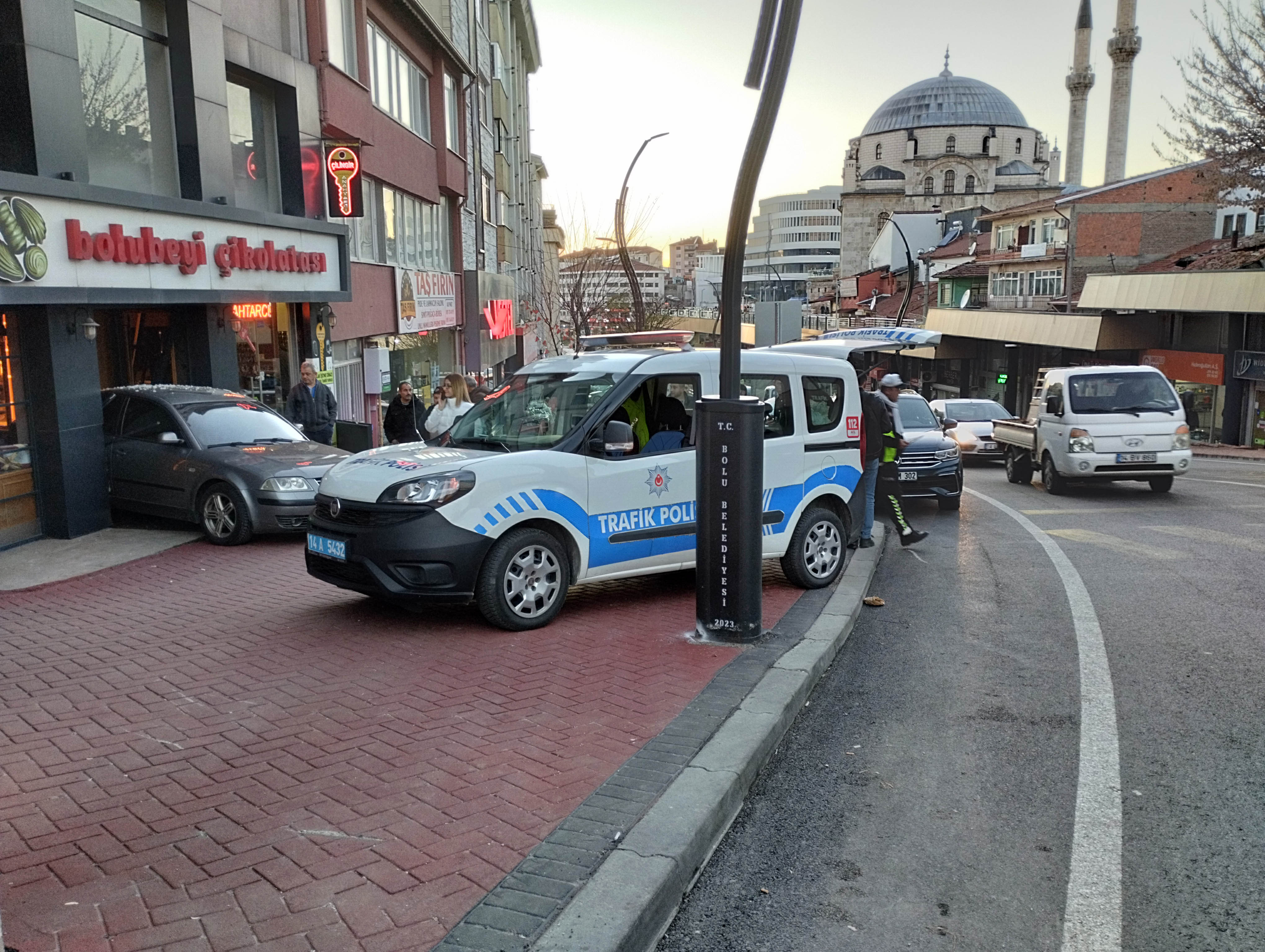 El freni çekilmeyen otomobil çikolata dükkanına girdi; o anlar kamerada