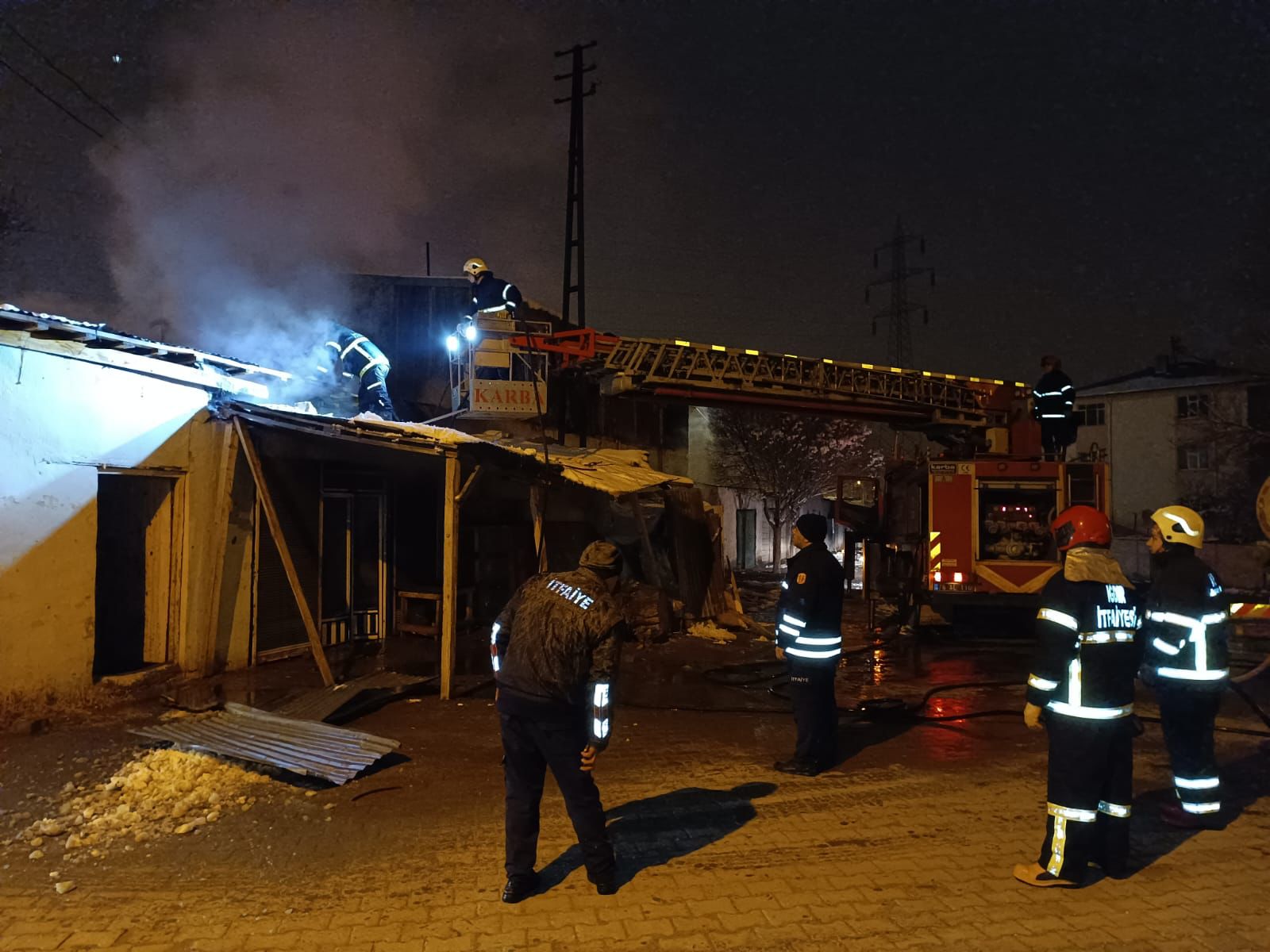 Elektrikli battaniyeden çıkan yangında ev ve dükkan kullanılamaz hale geldi