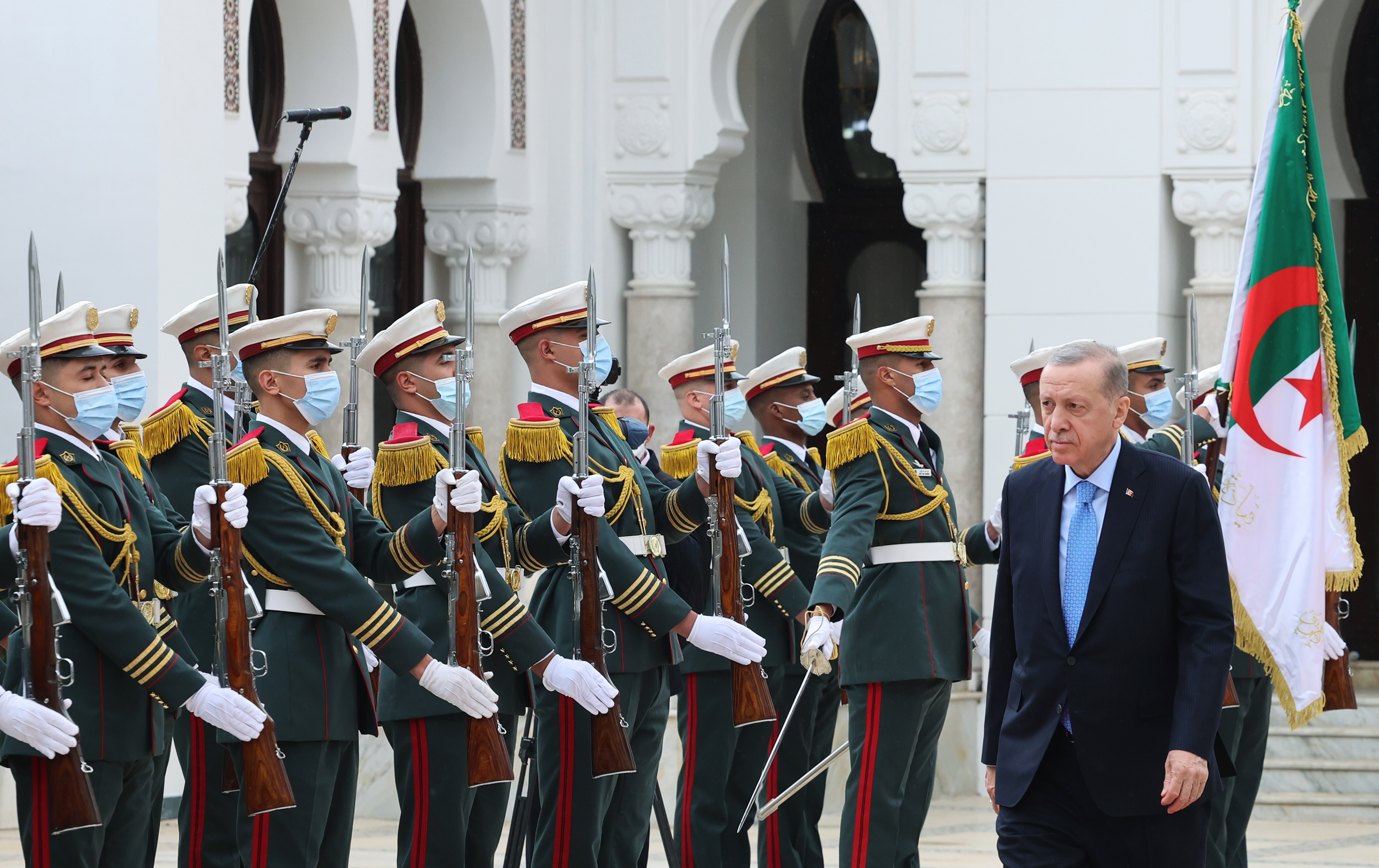 Erdoğan, Cezayir Cumhurbaşkanlığı Sarayı’nda resmi törenle karşılandı