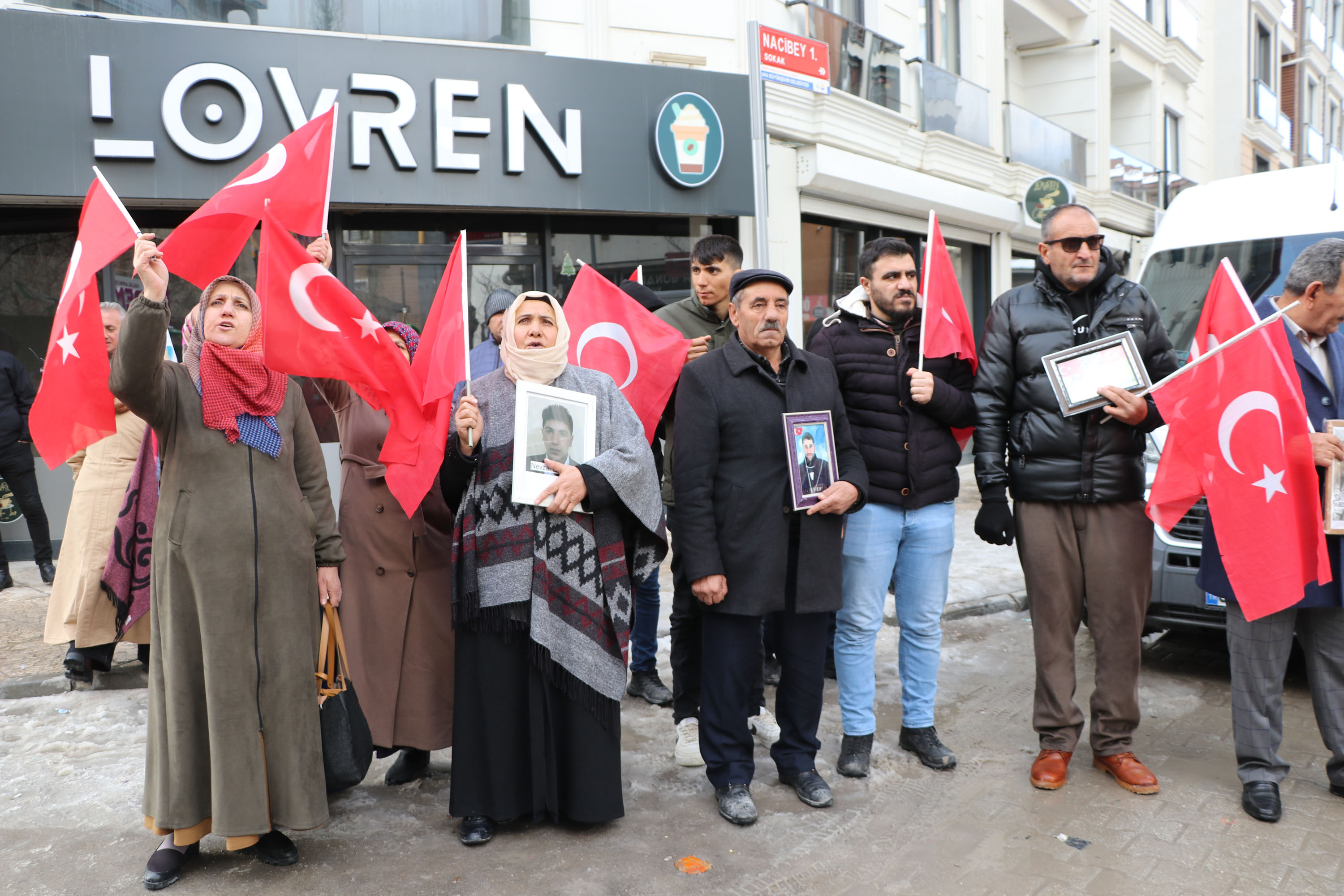 Evlat eylemindeki anneden oğluna çağrı: Bu acının tarifi yok, ne olur gel - Yeniden