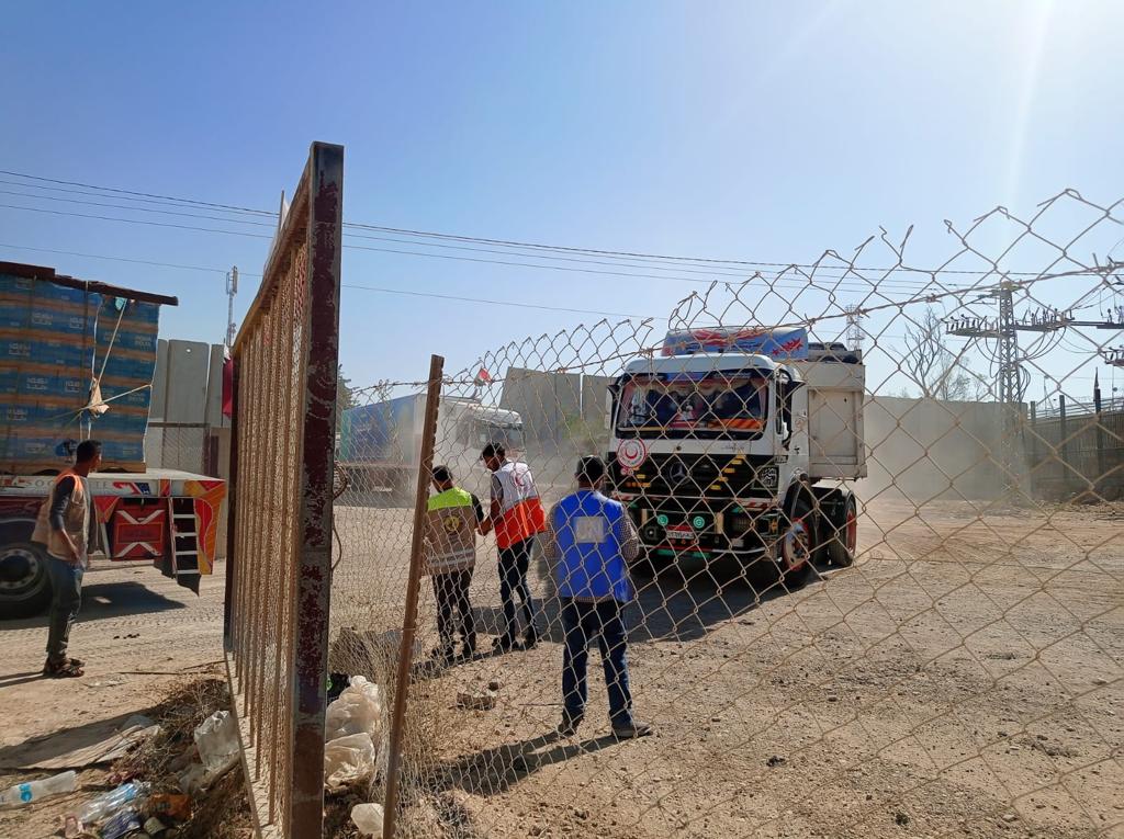 Filistin Kızılayı, insani yardım yüklü 93 kamyonu daha teslim aldı