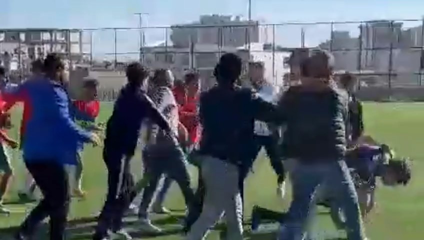 Futbol turnuvasında liselilerin kavgası kamerada 