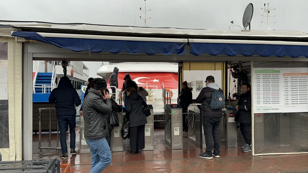 (Geniş haber) İstanbul'da sağanak yağış ile birlikte bazı vapur seferleri iptal edildi