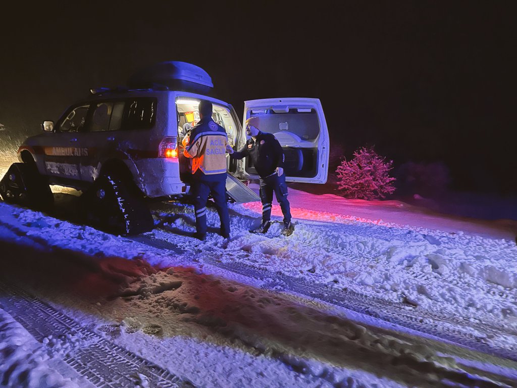 Gerede ilçesinde tansiyon hastası paletli ambulansla hastaneye yetiştirdi