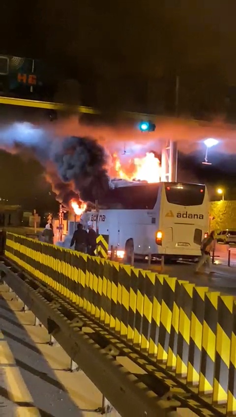 Gişelerde beton bariyere çarpan yolcu otobüsü alev aldı: 6 yaralı