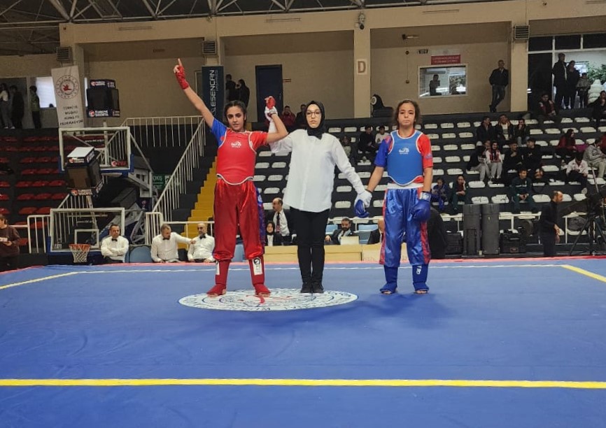 Gündelik işlere giderek ailesine katkıda bulunan liseli Güneş, wushu kung-fu’da Avrupa şampiyonu oldu