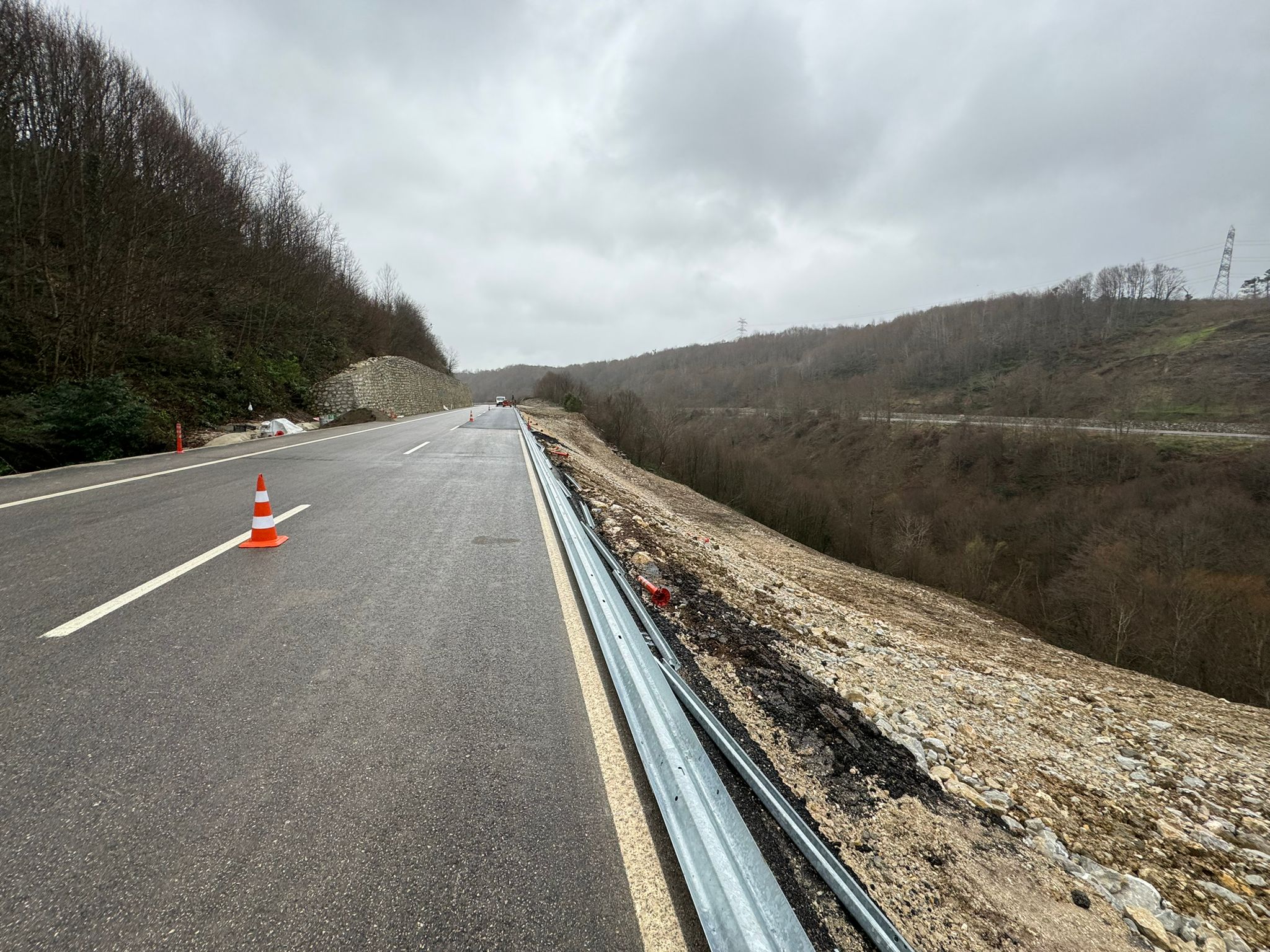 Heyelan sonrası kapanan yol, 1 ay sonra ulaşıma açıldı