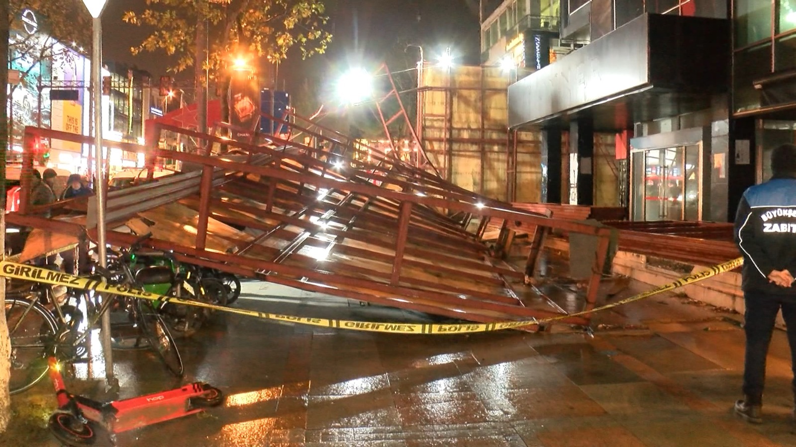 Kadıköy’de şiddetli rüzgar nedeniyle inşaat paneli devrildi