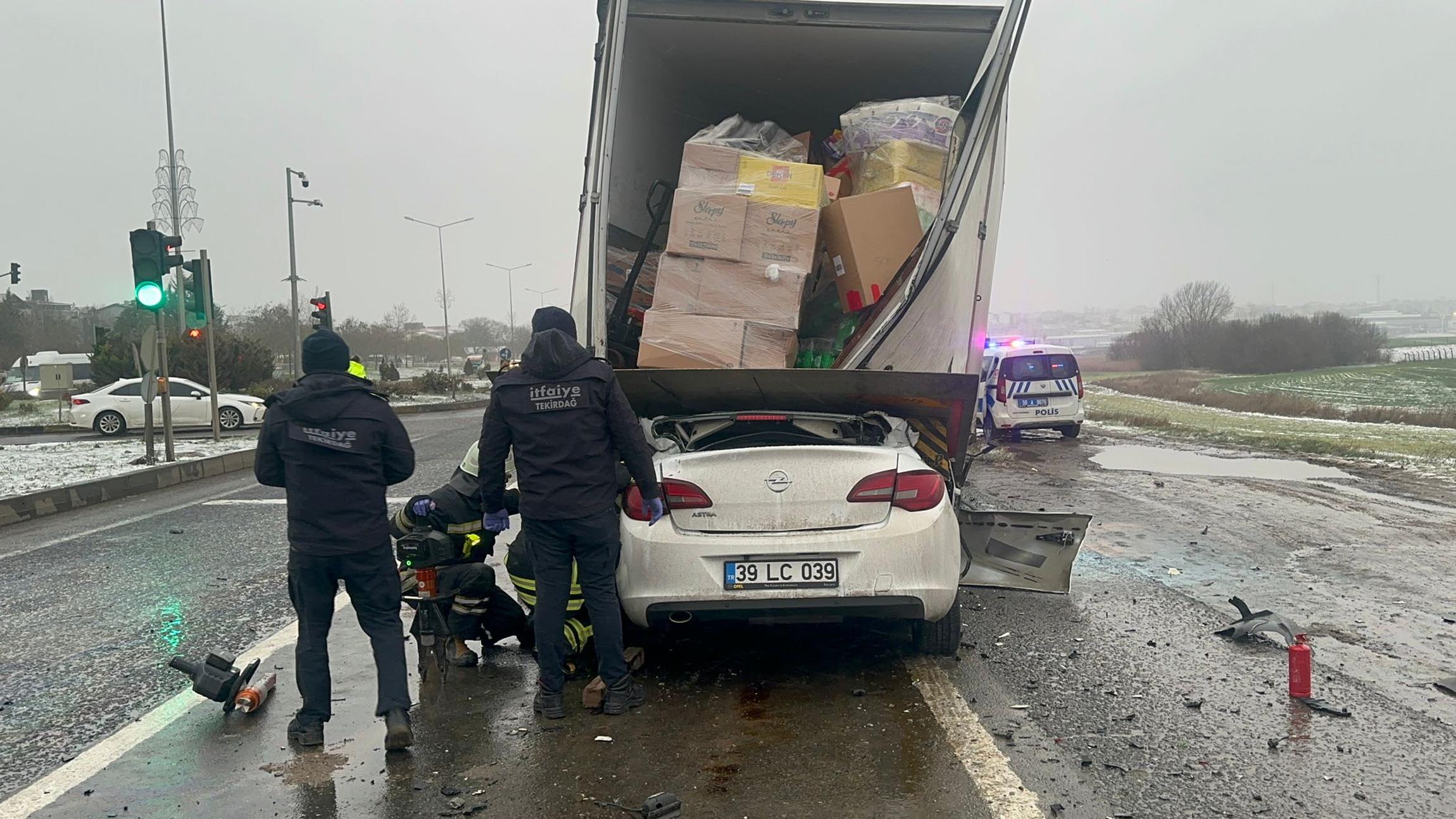 Kamyona arkadan çarpan otomobilin 17 yaşındaki ehliyetsiz sürücüsü öldü