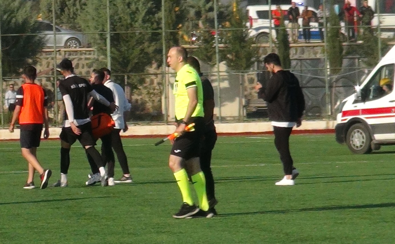 Kilis’te futbolcunun dili boğazına kaçtı