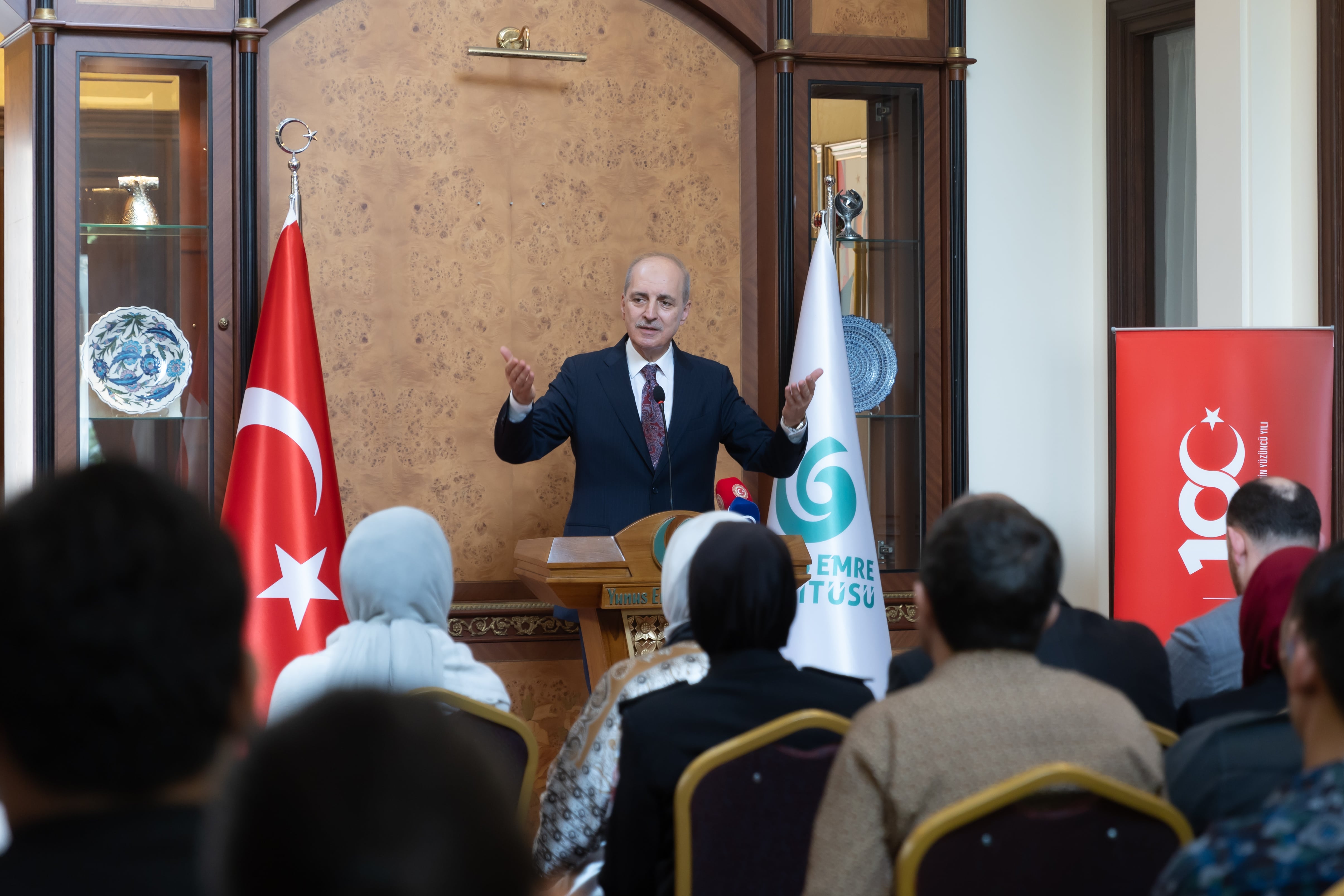 Kurtulmuş, Cakarta’daki Yunus Emre Enstitüsü’nde Türkiye mezunu gençlerle buluştu