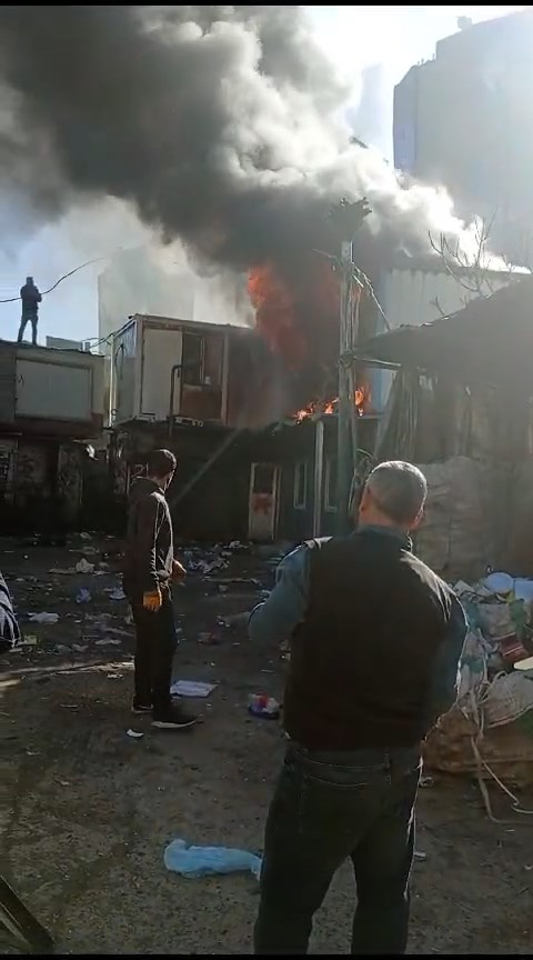 Maltepe'de geri dönüşüm tesisinde işçilerin kaldığı konternerde yangın