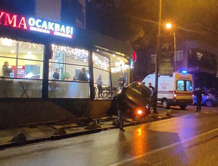 Maltepe’de kontrolden çıkan otomobil restorana daldı