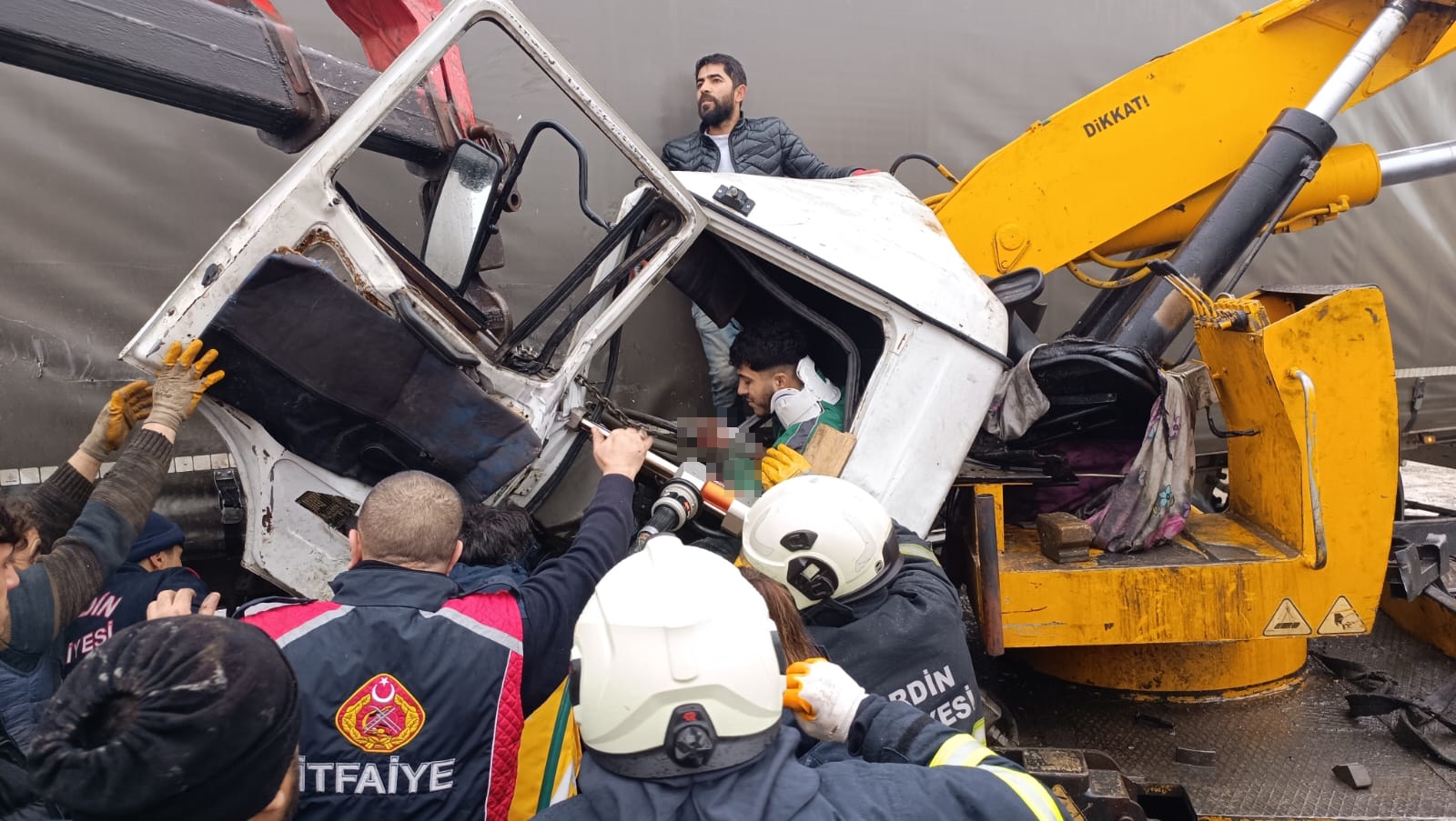 Mardin’de TIR’a çarpan vincin sürücüsü ağır yaralandı