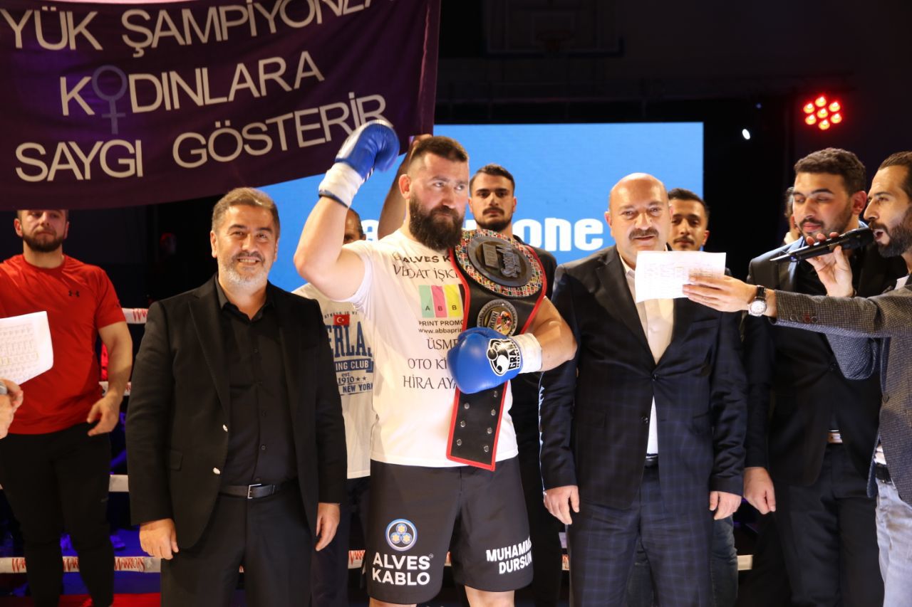 Muhammed Dursun, ağır siklet kick boks ünvan maçında rakibi ringe çıkmadan kemerin sahibi oldu