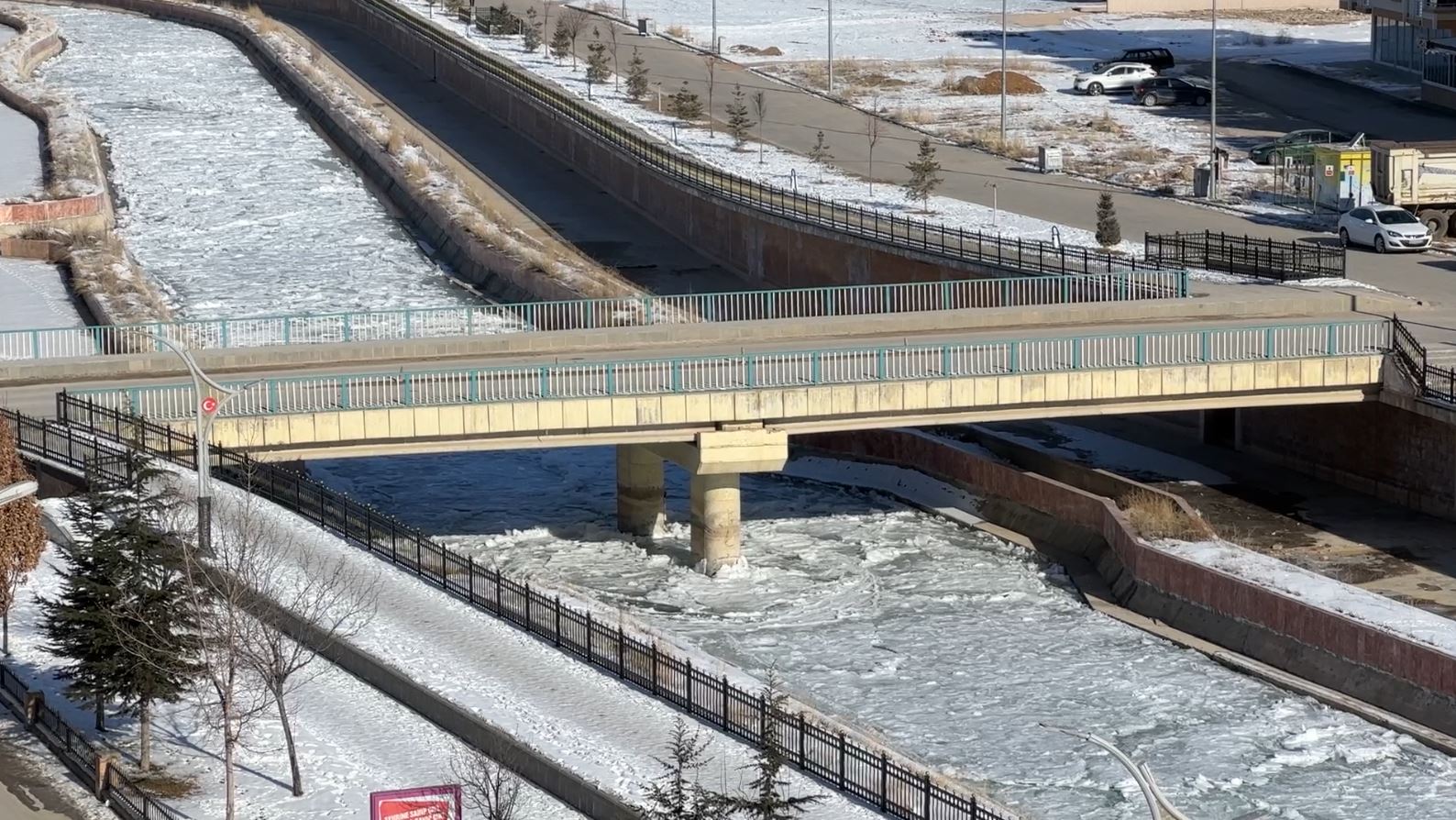 Çoruh Nehri buz tuttu; havaya atılan sıcak su kristalleşti