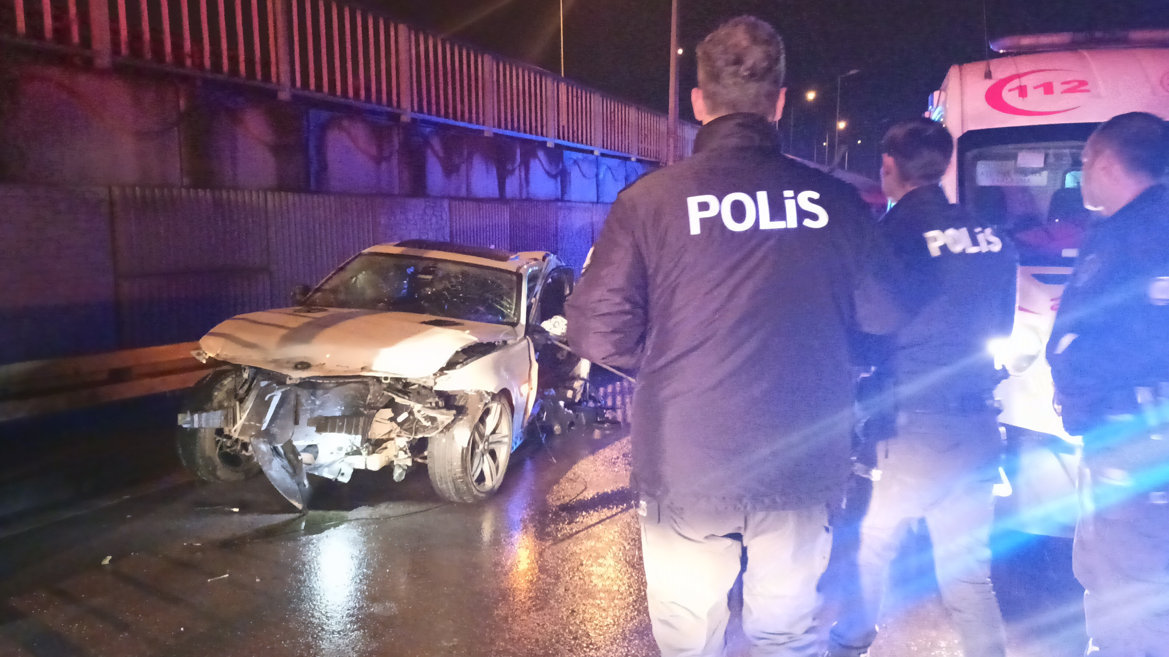 Otomobil yol ayrımındaki bariyere çarptı: 2 ölü, 1 yaralı