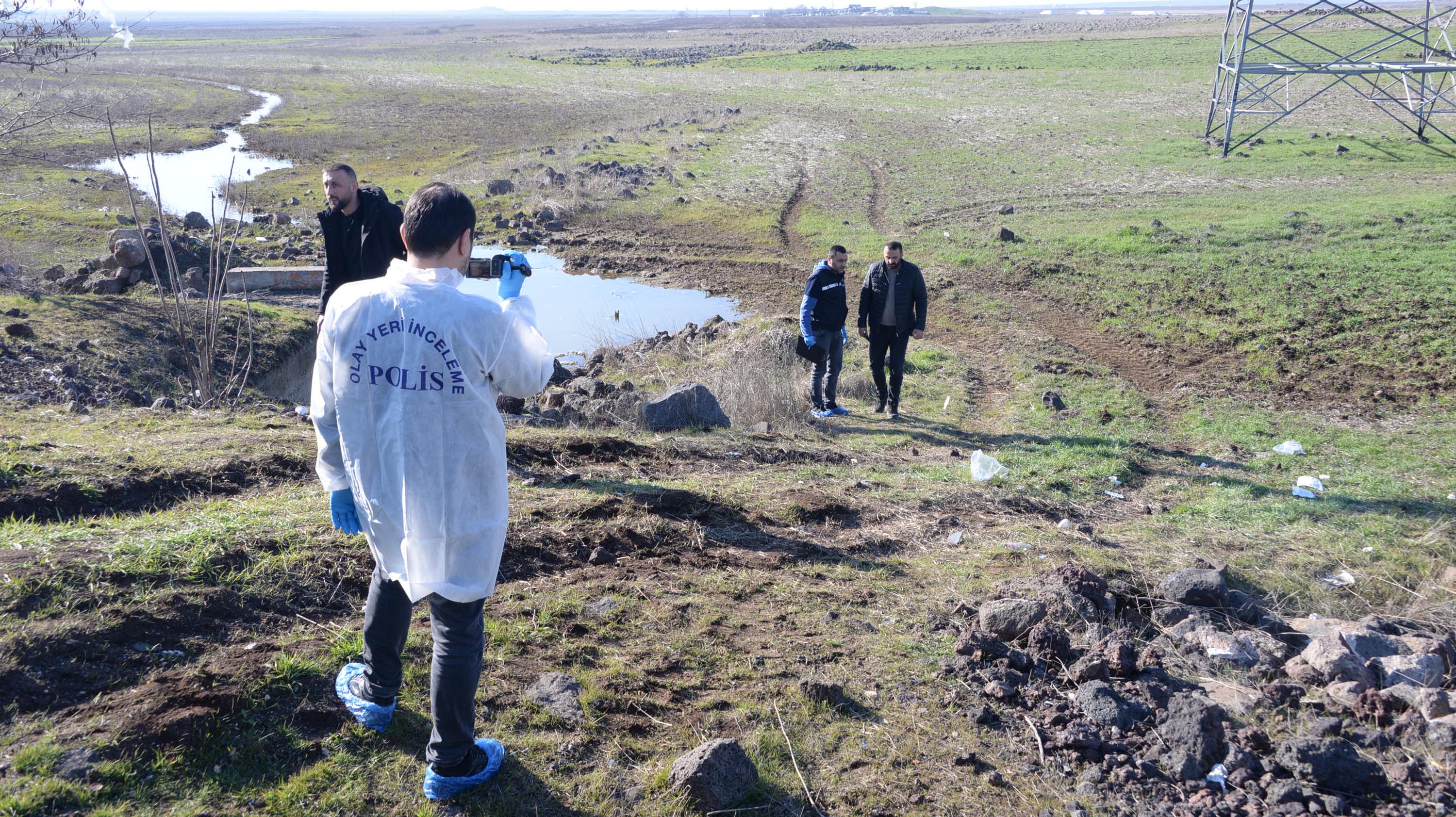 Otomobilini yol kenarına park edip kız arkadaşını vurduktan sonra intihar etti