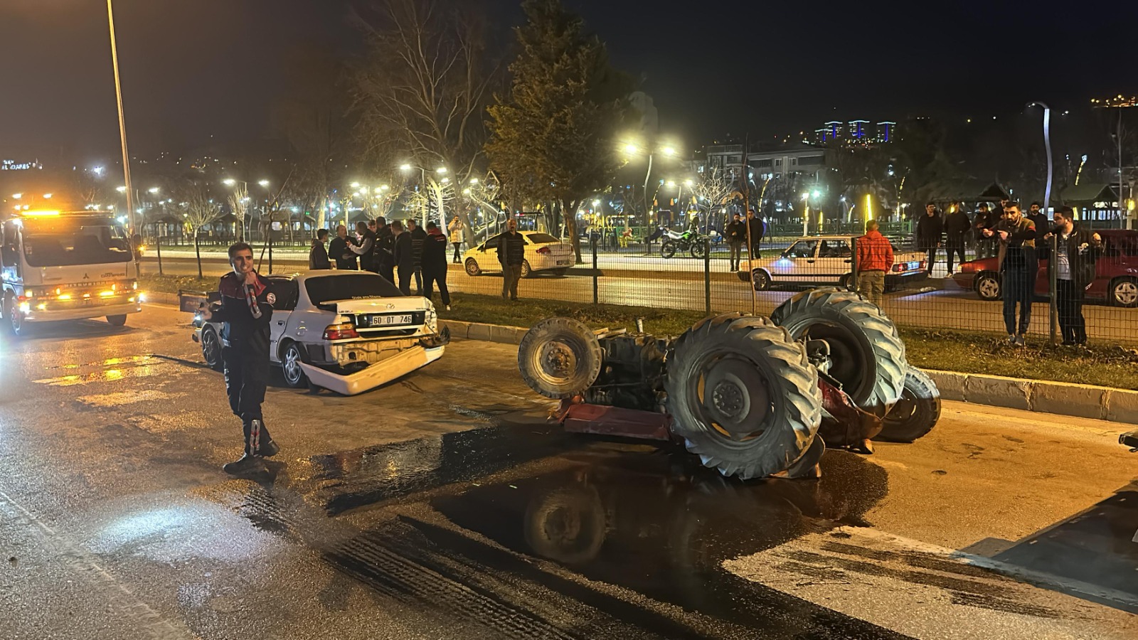 Otomobille çarpışan traktör ters döndü: 2 yaralı