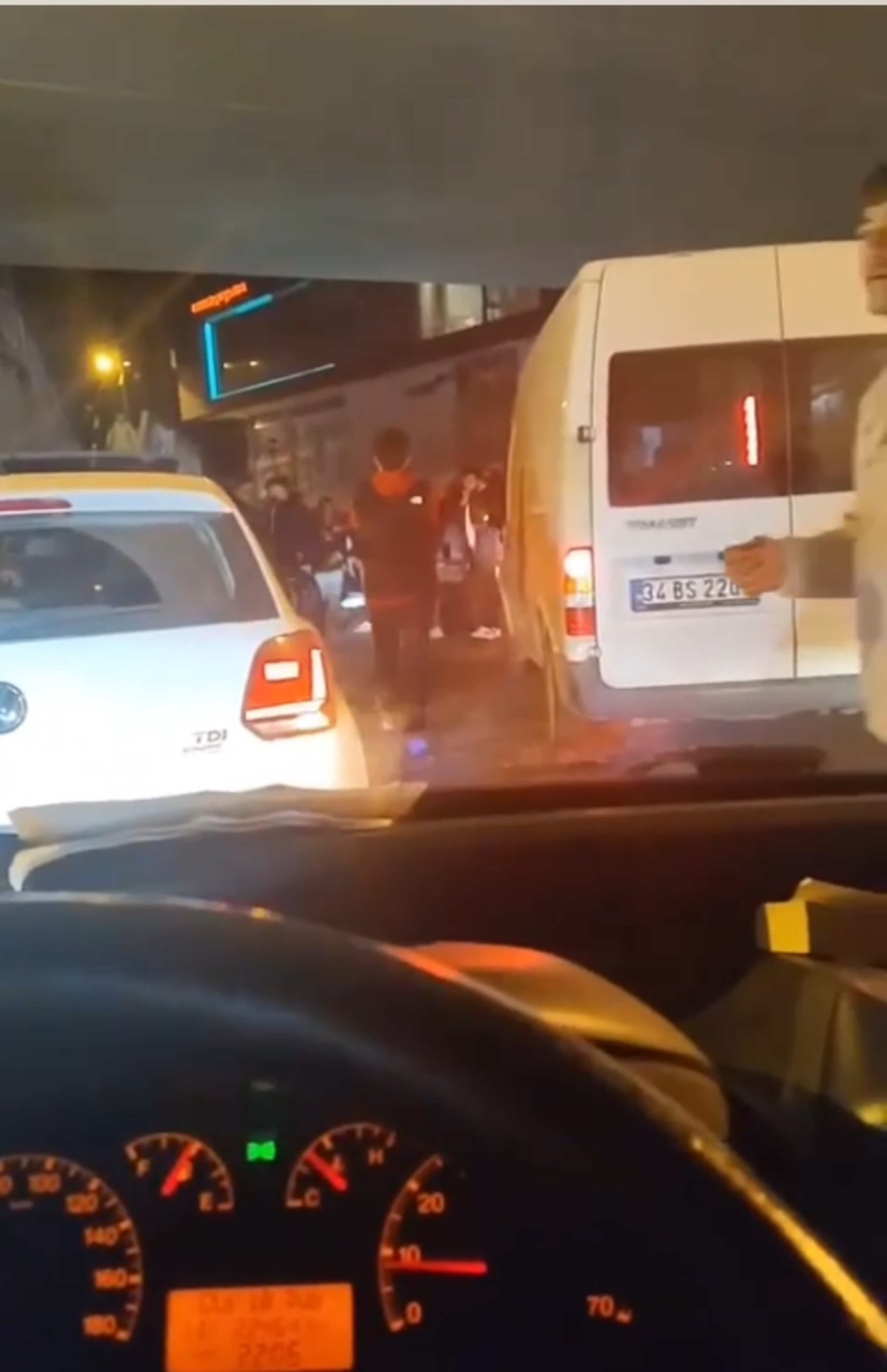 Pendik'te asker eğlencesi sırasında yolu kapatan sürücü yakalandı