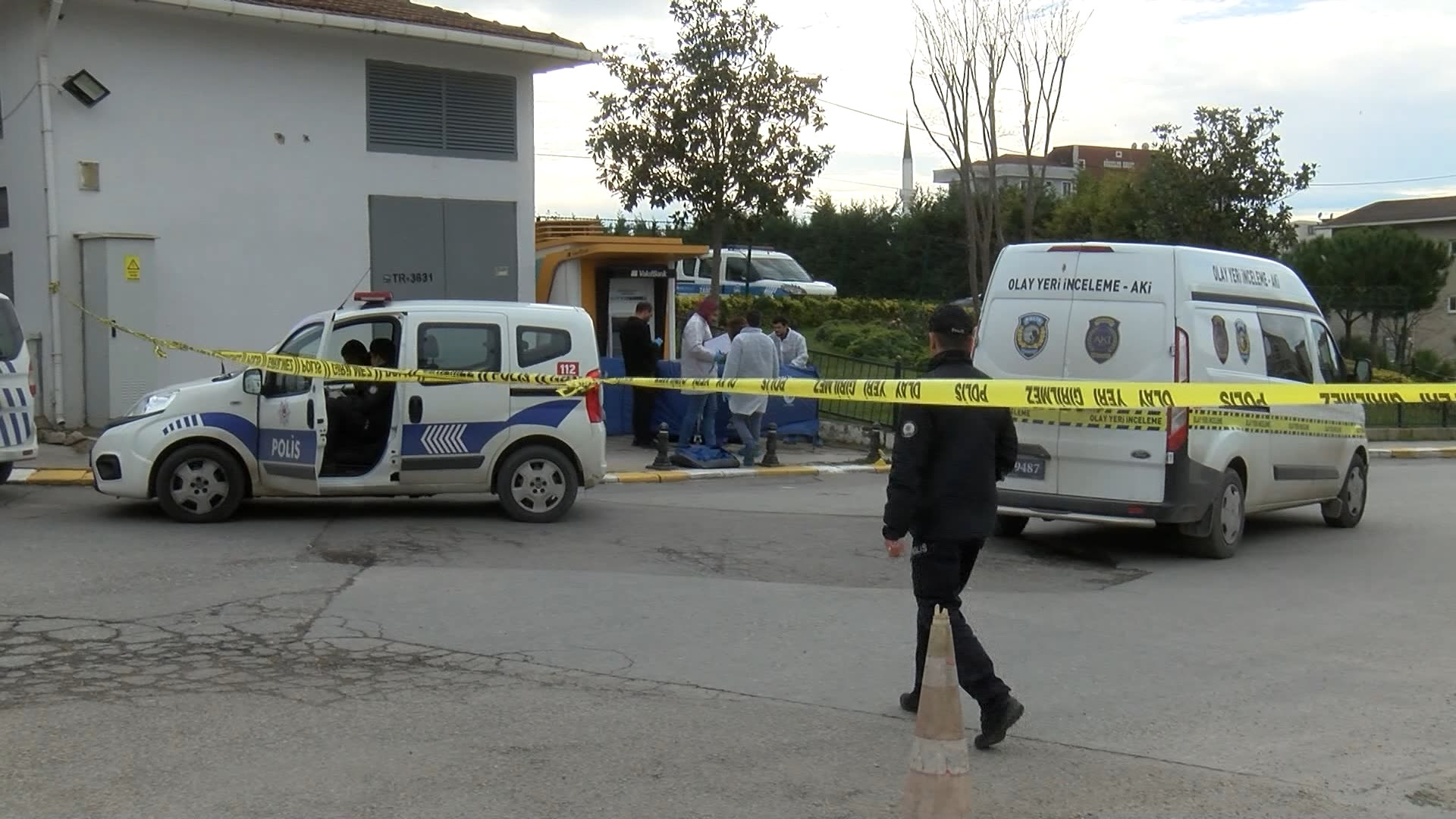 Pendik'te ATM'de işlem yaparken başından vuruldu 