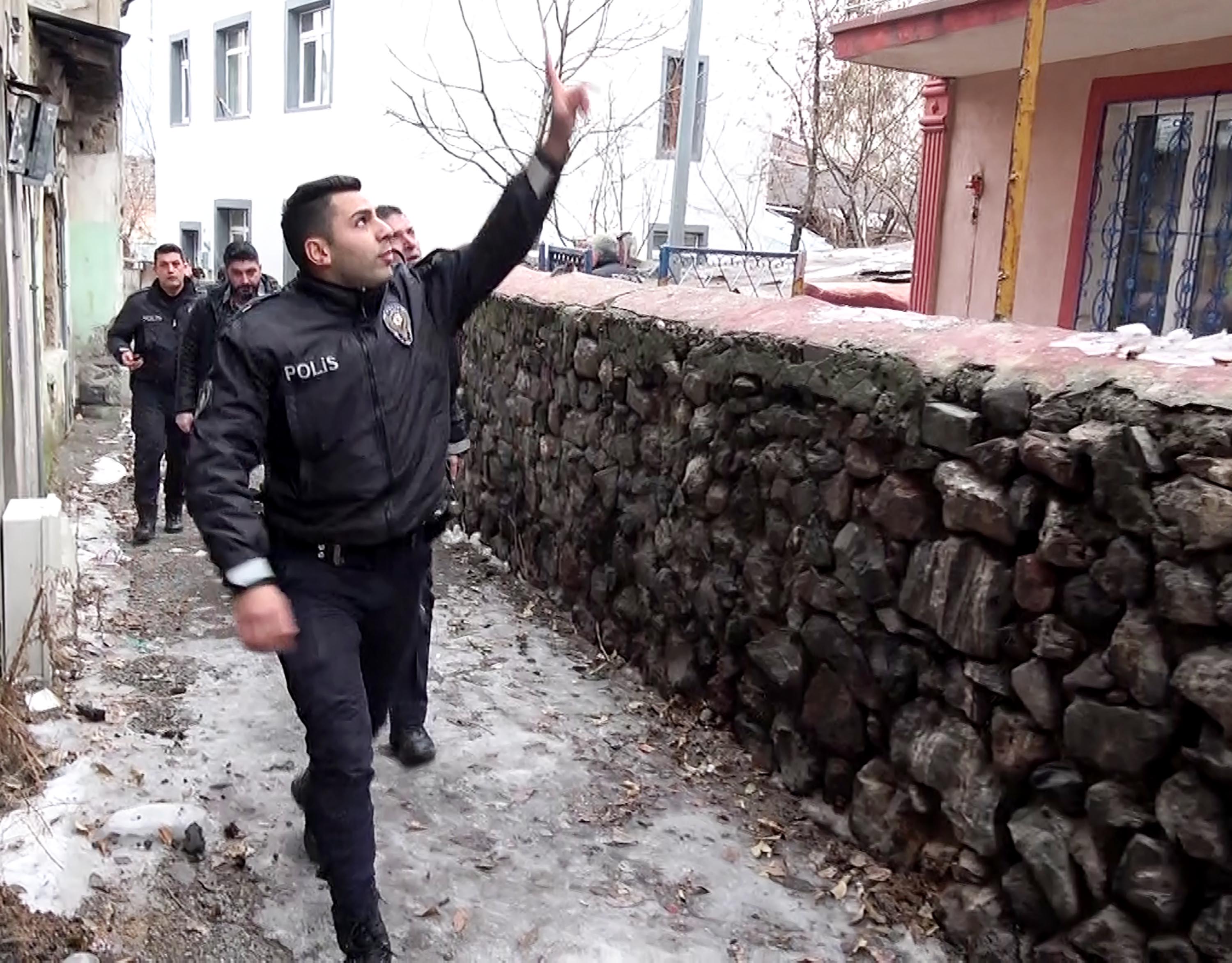 Polisi görünce kaçan 2,5 yıl hapis cezası olan hükümlü, binanın çatısında yakalandı