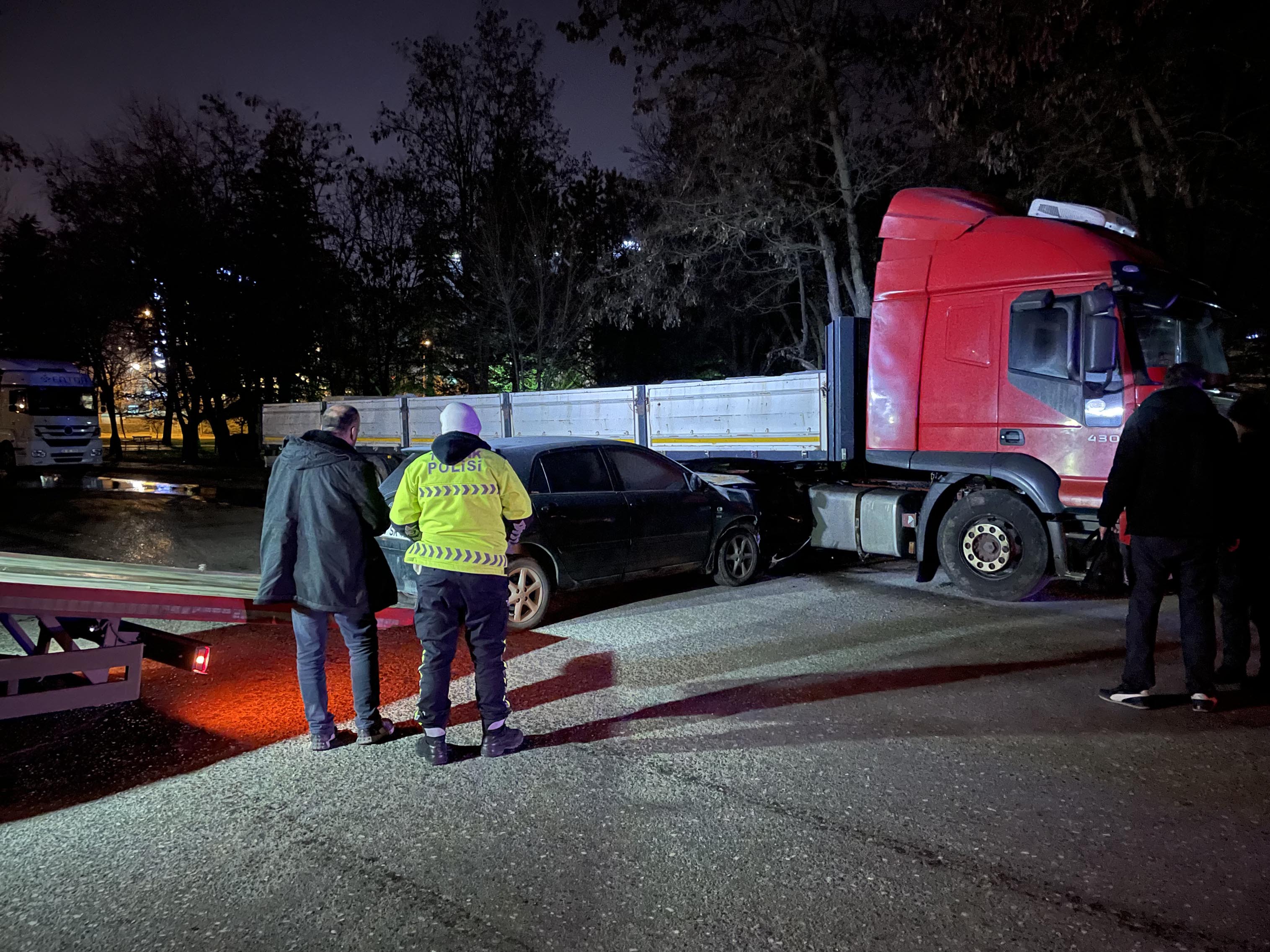 Polisten kaçarken otomobiliyle park halindeki TIR’a çarptı