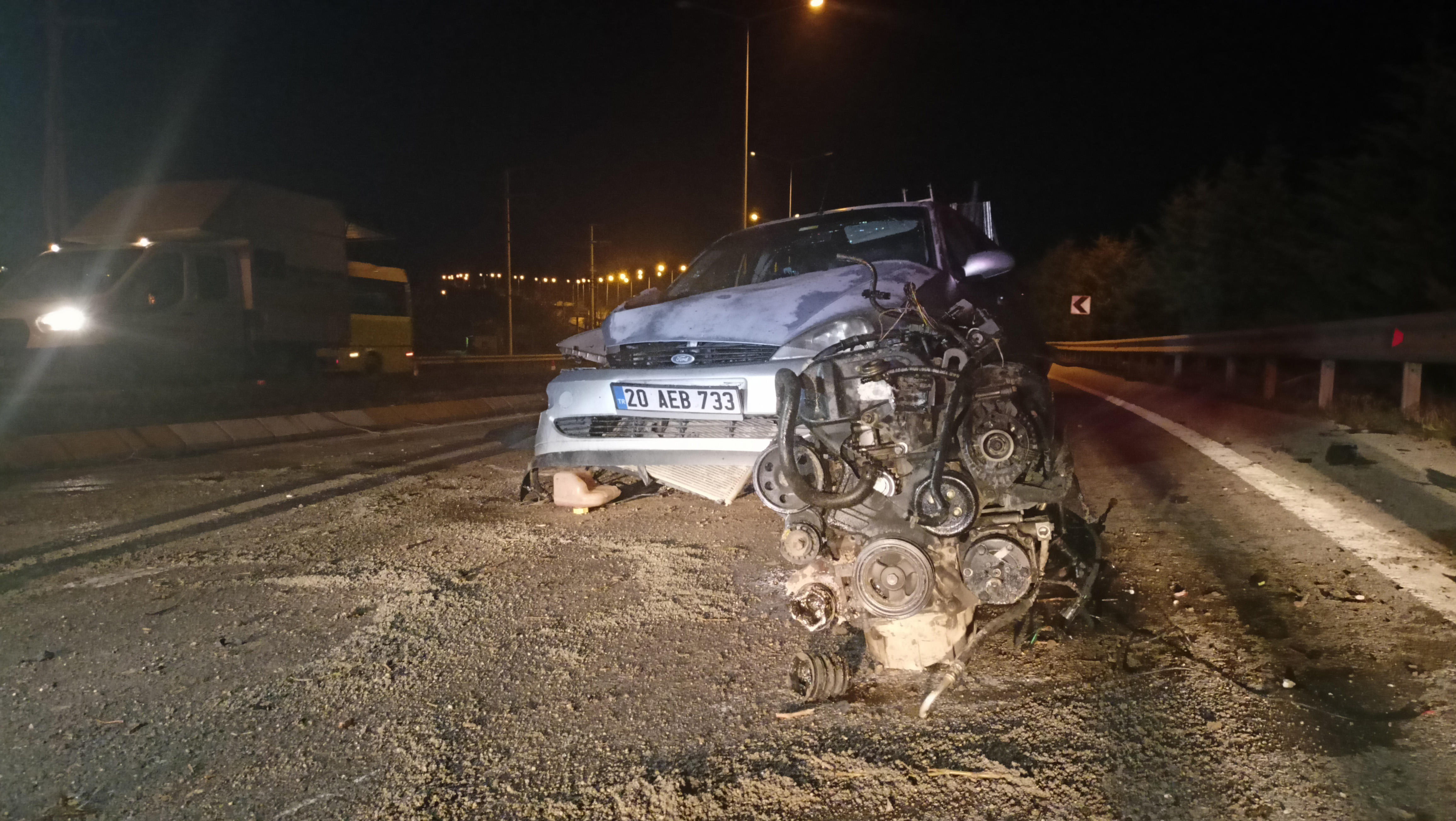 Refüjdeki ağaca çarpan otomobilin motoru yerinden fırladı: 5 yaralı