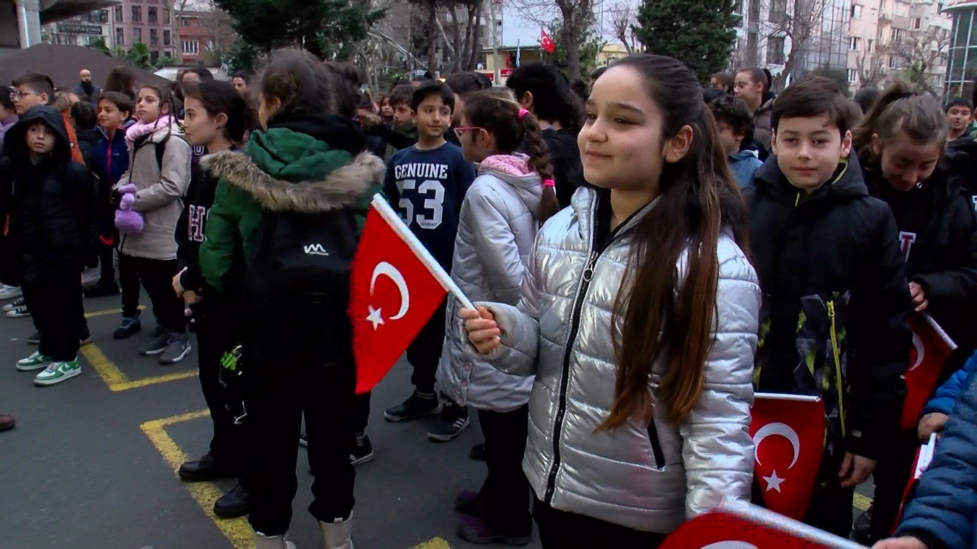 Öğrenciler şehitler için bir dakikalık saygı duruşunda bulundu