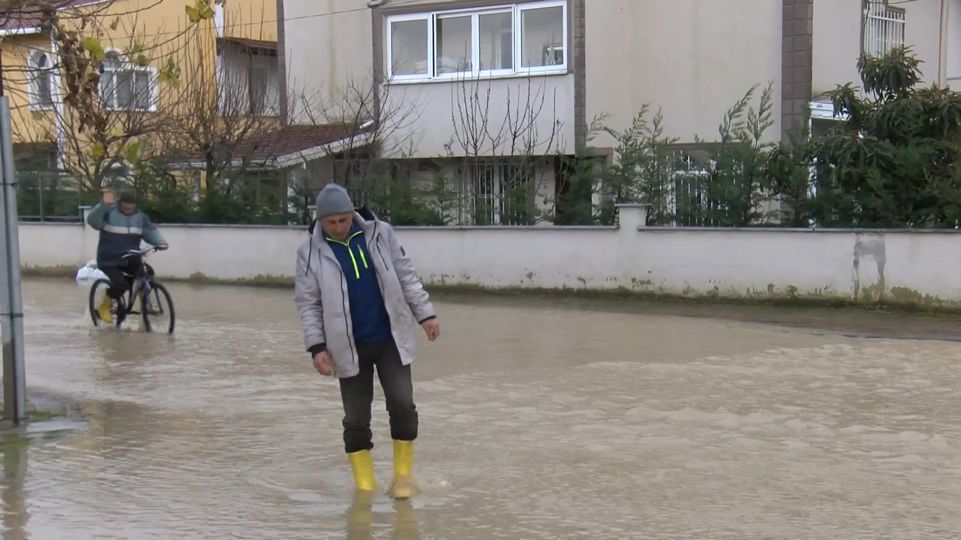 Silivri'de dere taştı sokaklar göle döndü