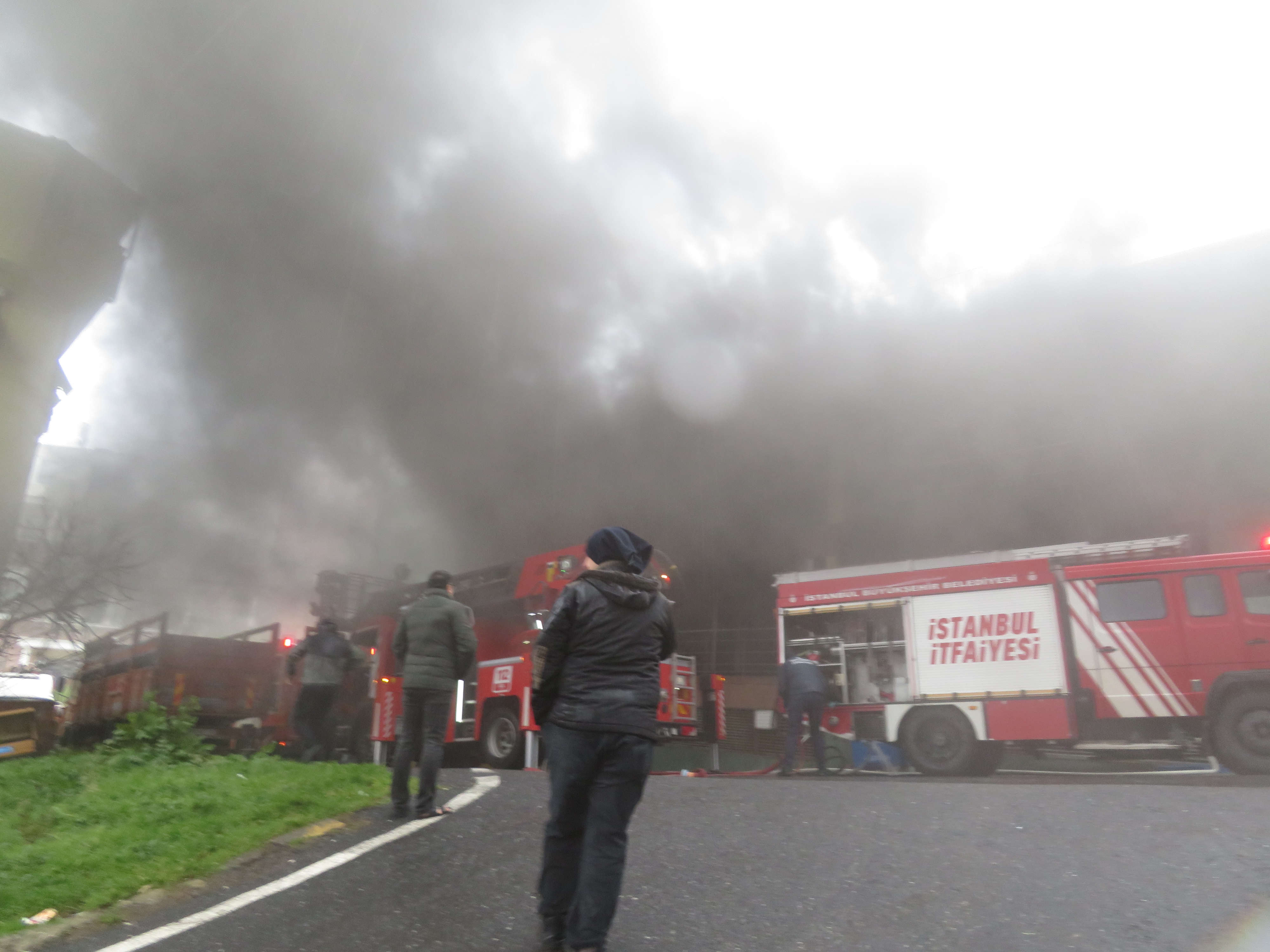 Üsküdar'da 4 katlı otoparkta yangın (1)