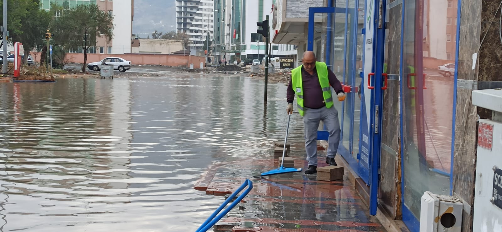 İskenderun sahili yine su altında kaldı; istinat duvarı yıkılan bina boşaltıldı